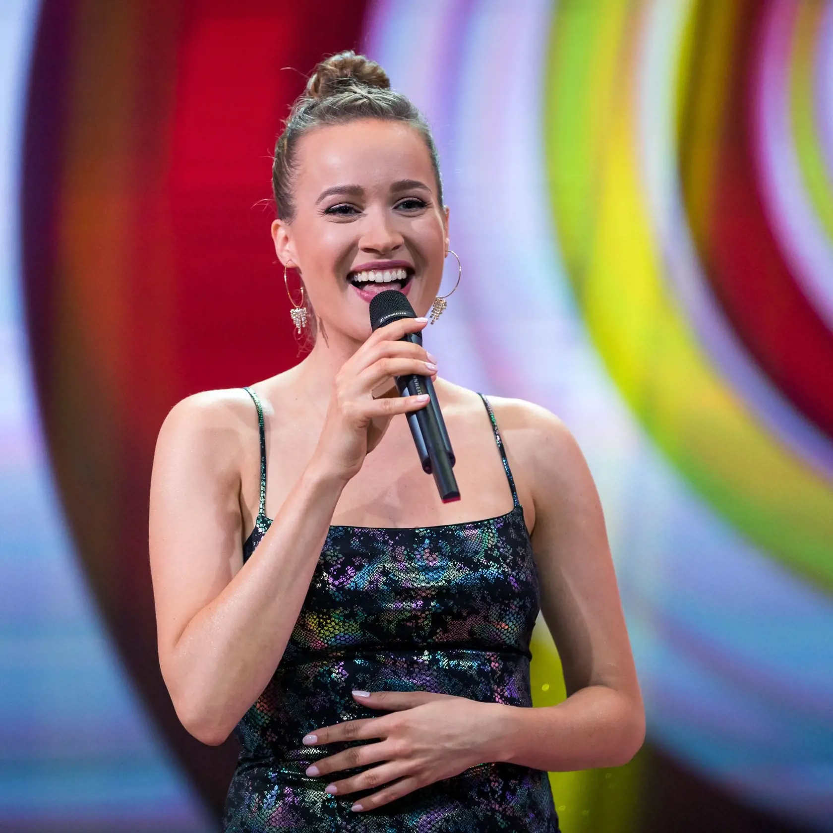 Kristína počas vystúpenia v Chart show.