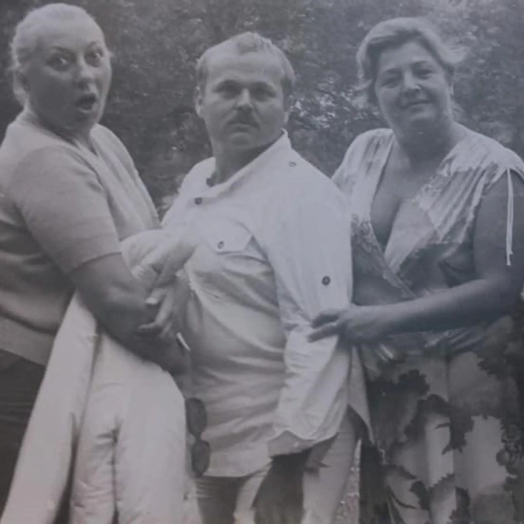 Eva Krížková, na fotografii s Magdou Pavelekovou a Jozefom Bednárikom zvádzali celoživotný boj o štíhlu postavu.