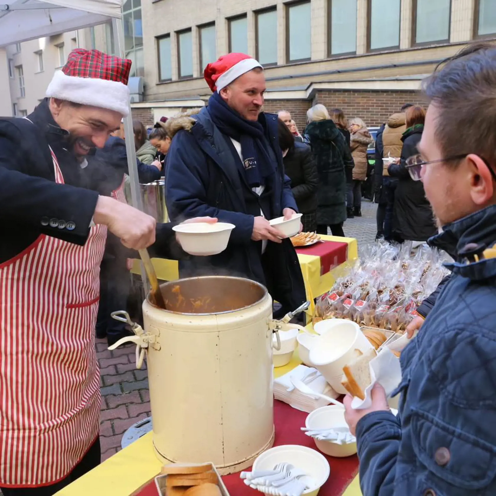 Richard Takáč pripravuje kapustnicu deň pred Štedrou večerou. 
