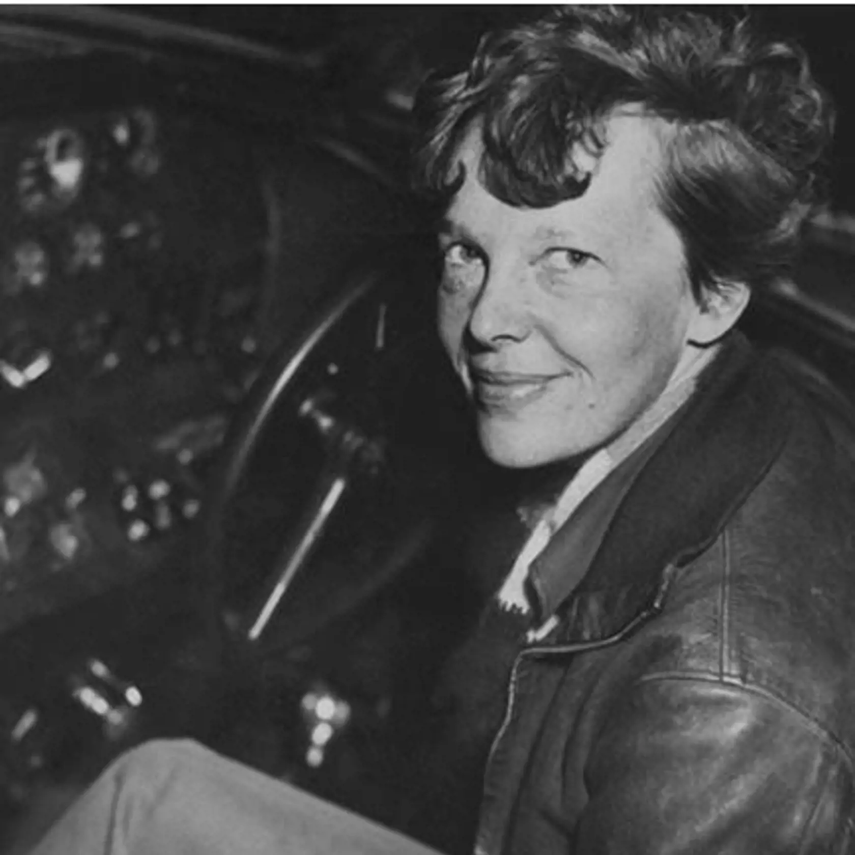 Amelia Earhart bola prvou ženou, ktorá ako pilotka preletela Atlantický oceán. Pri pokuse uskutočniť let okolo sveta o pár rokov na to záhadne zmizla počas letu nad Tichým oceánom.