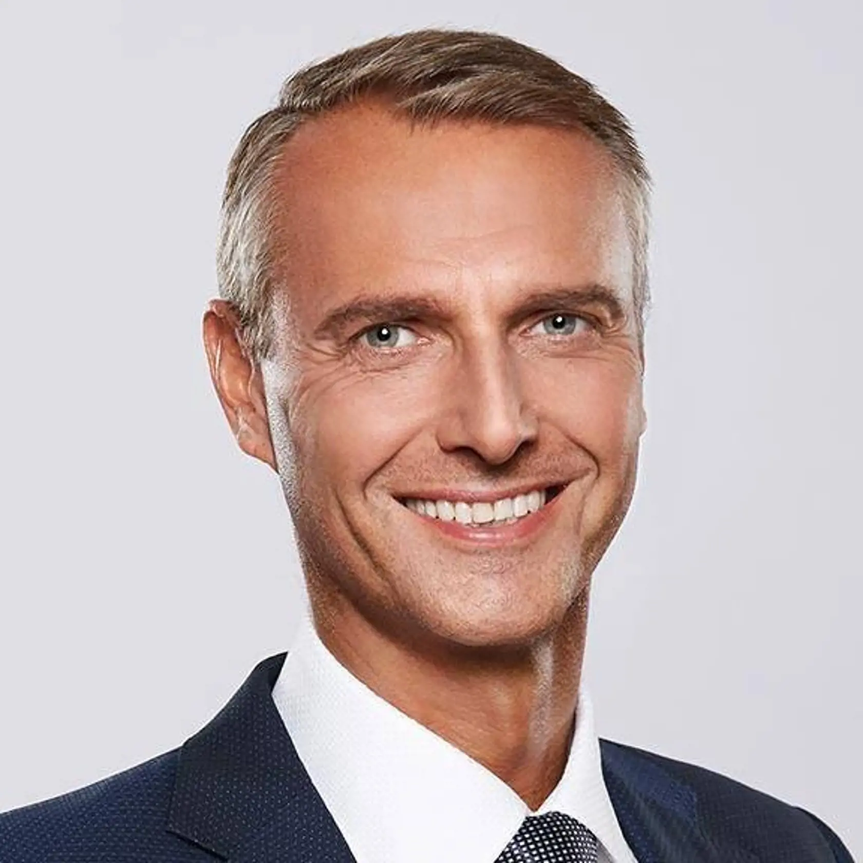 Richard Raši - fotografia na volebných bilboardoch. Ani tu nechýba jeho povestné opálenie. (archívne foto)
