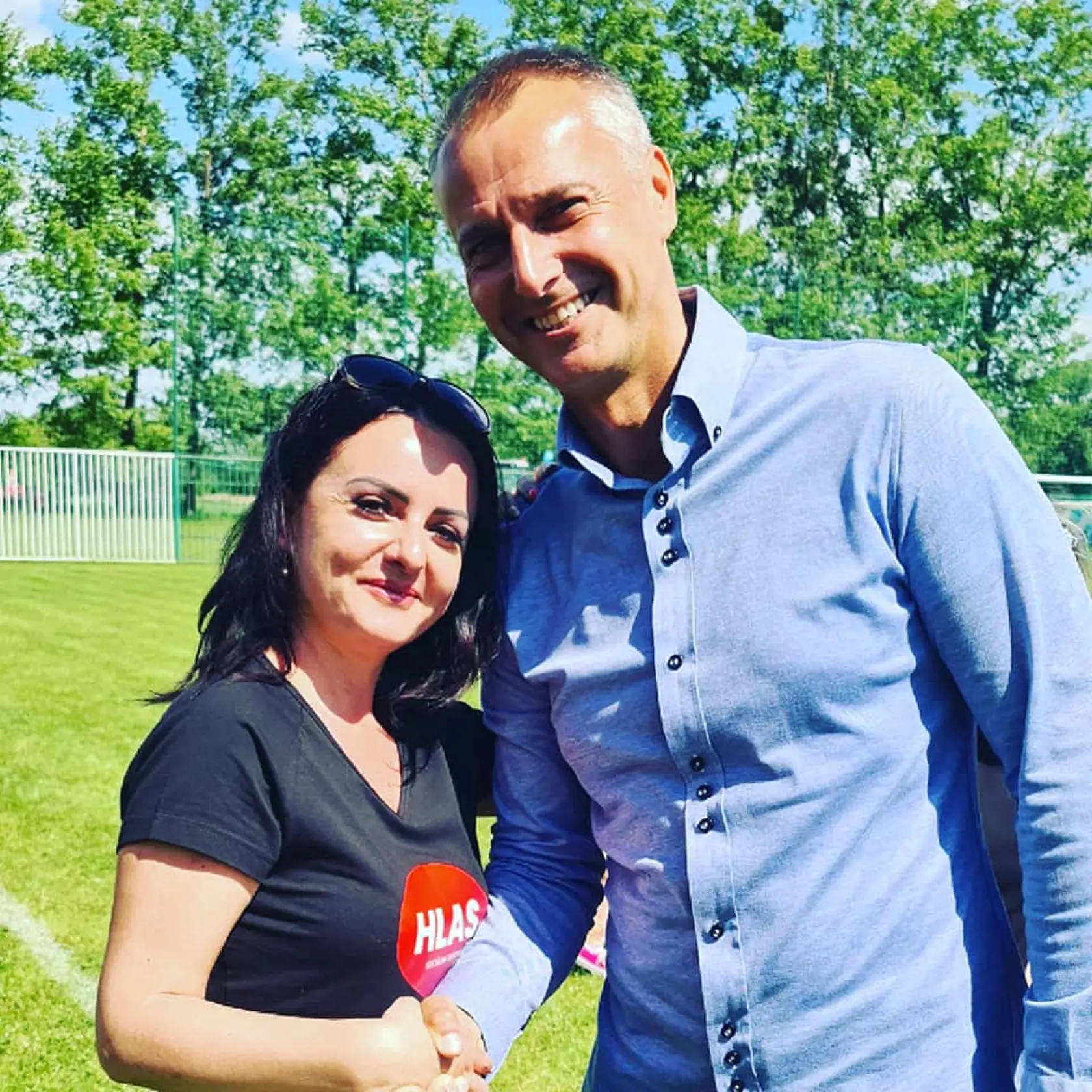 Dámy sa veľmi rady fotografujú s fešným politikom.
