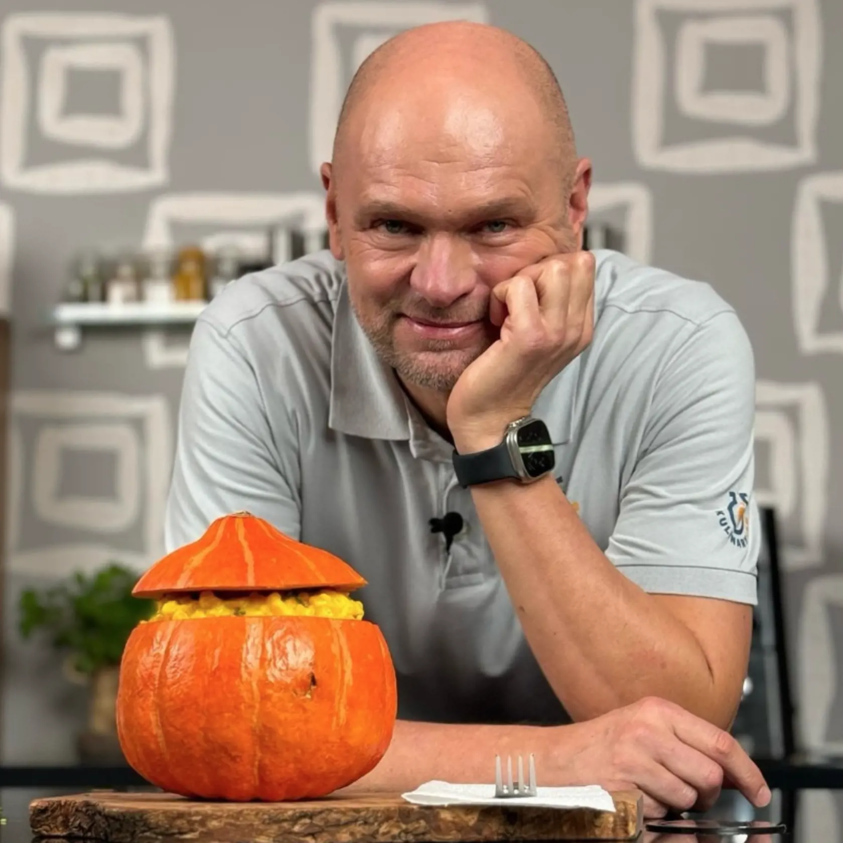 Už známy kuchár a bývalý predseda SaS Richard Sulík si na Halloween pripravil netradičný recept. tradičné bryndzové halušky skombinoval s tekvicou a vzniklo z toho tematické jedlo na jesennú párty.