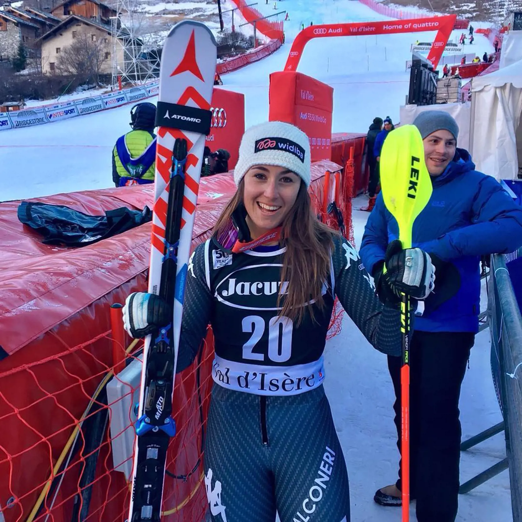 Po úvodných dvanástich podujatiach je Sofia Goggiová vďaka zisku 635 bodov súčasnou líderkou SP, druhá Mikaela Shiffrinová z USA na ňu stráca 65 a tretia Petra Vlhová až 295 bodov.