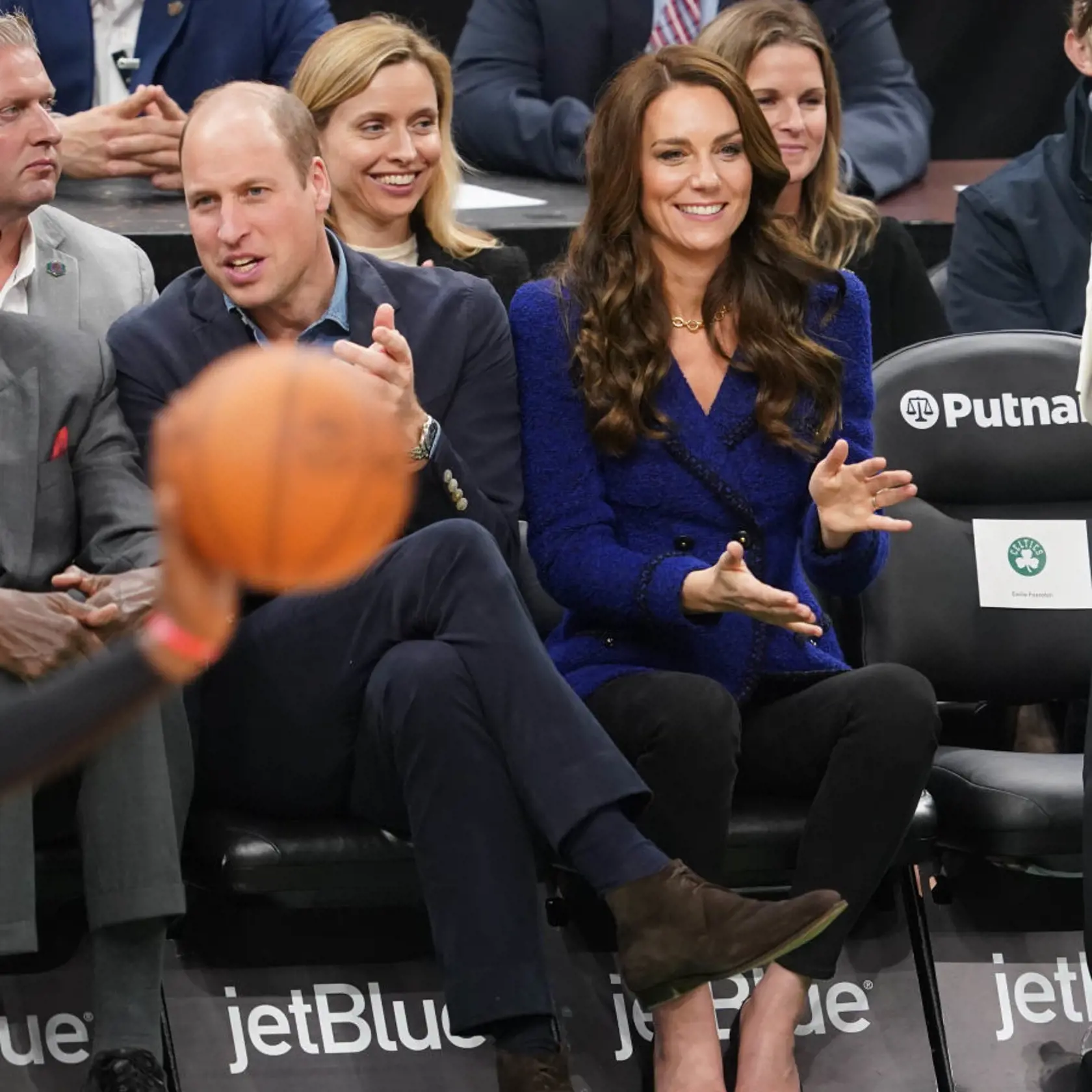 Princ William a princezná Kate sa na zápase NBA dobre bavili.