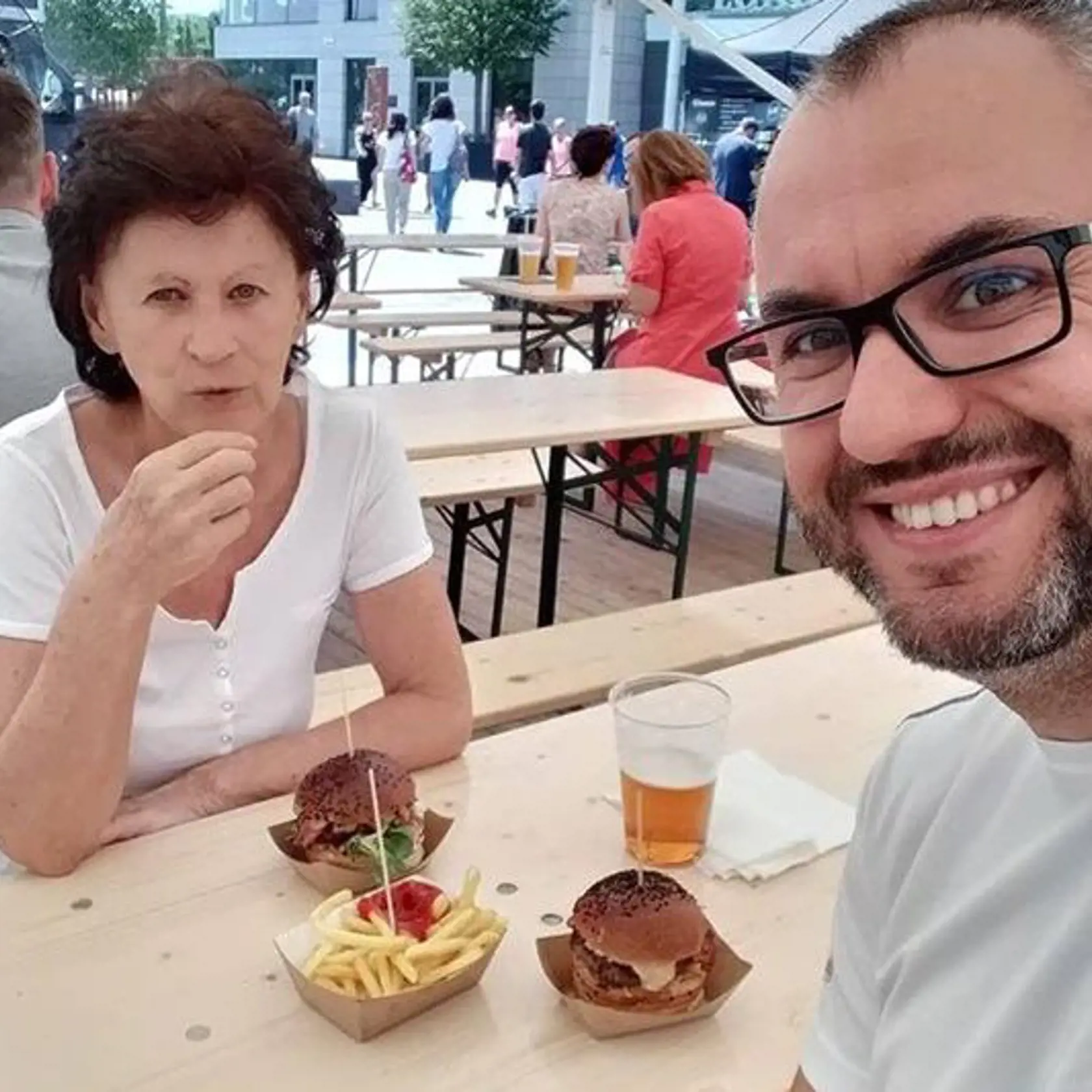 Ivan so svojou mamou na archívnej snímke.