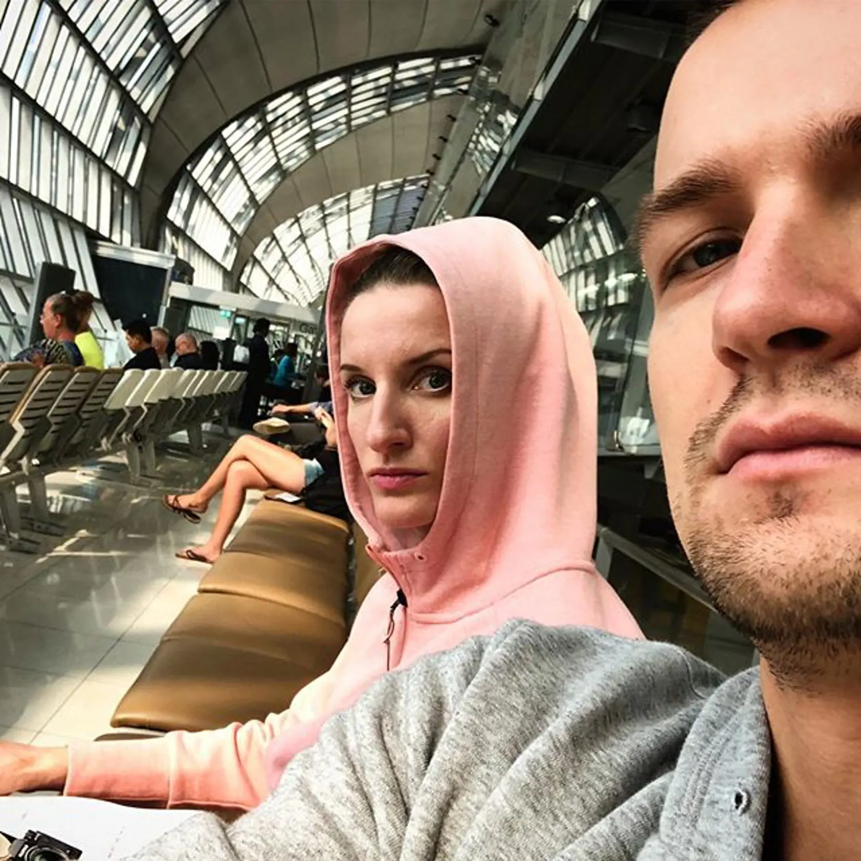 Viktor napísal Adele vyznanie: "Často dostávam otázky, ako to ako muž zvládam, že mám vedľa seba slávnejšiu, úspešnejšiu aj lepšie zarábajúcu ženu. Odpoveď je, jednoducho. Milujem ju."
.
