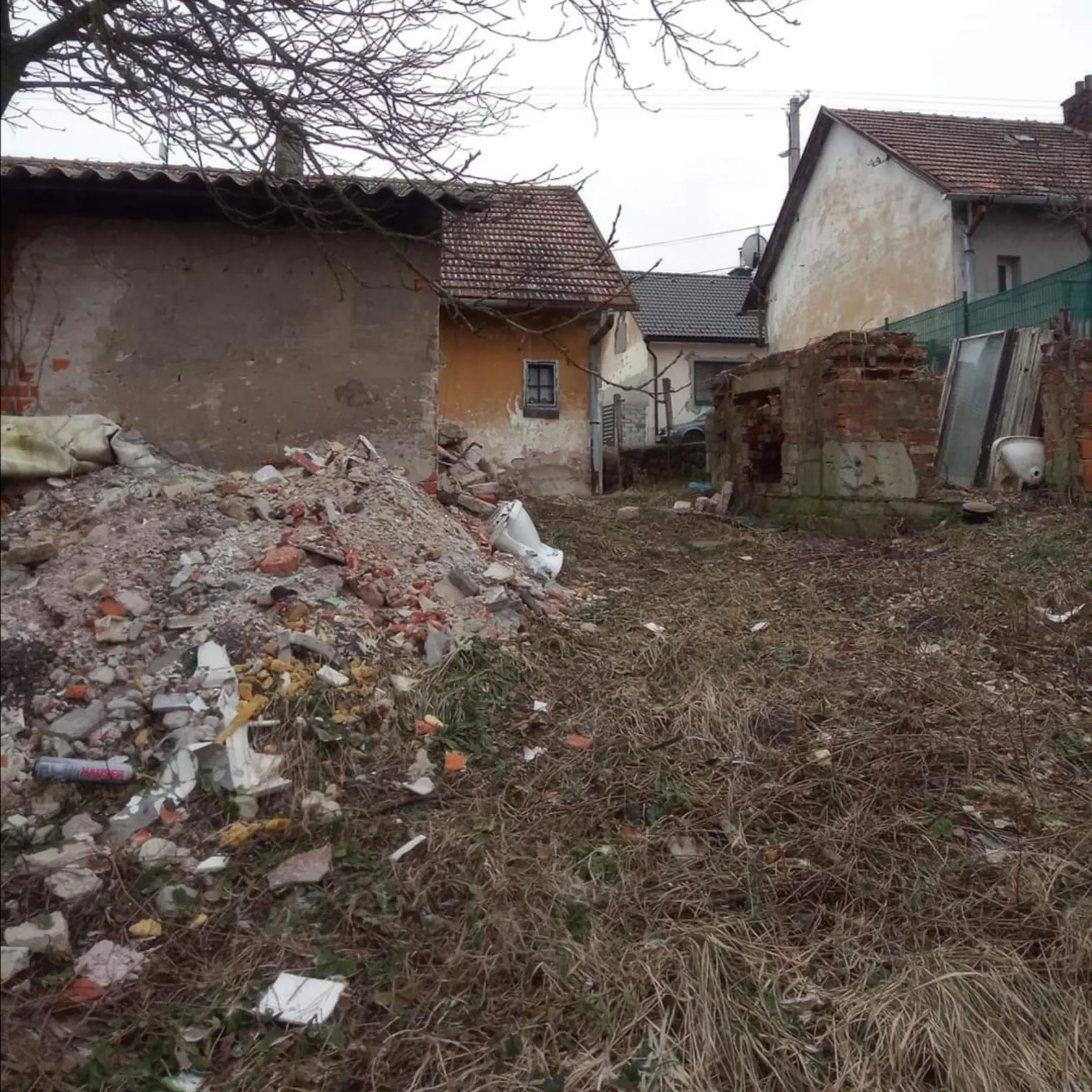 Otrasný pohľad na to, čo dokázali ľudia porobiť s kedysi ukážkovou štvrťou v meste.