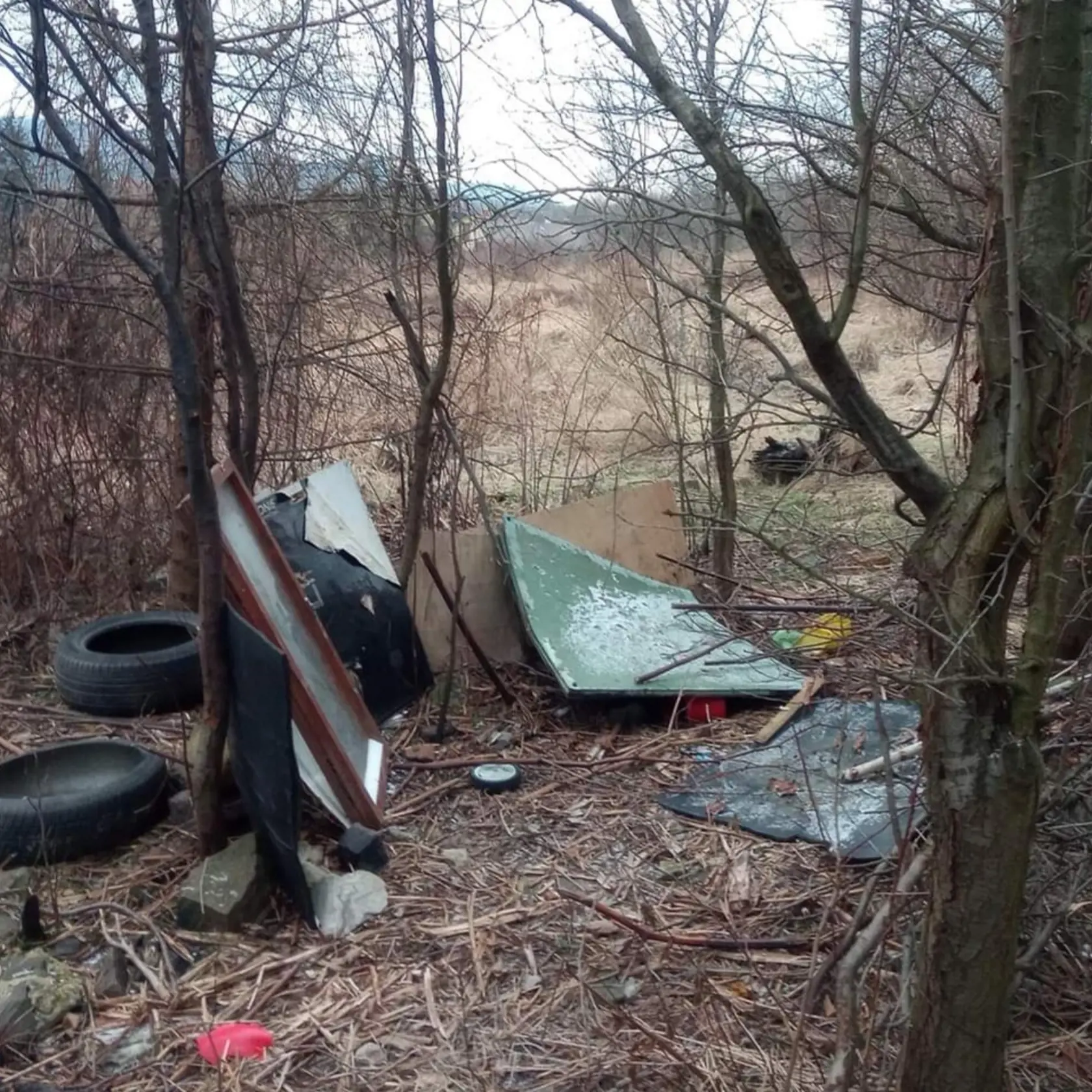 Nepomohli žiadne kroky zo strany mesta, ani pristavenie veľkoobjemového kontajneru, ani umiestnenie tabuliek zakazujúcich hádzať bordel kade-tade.