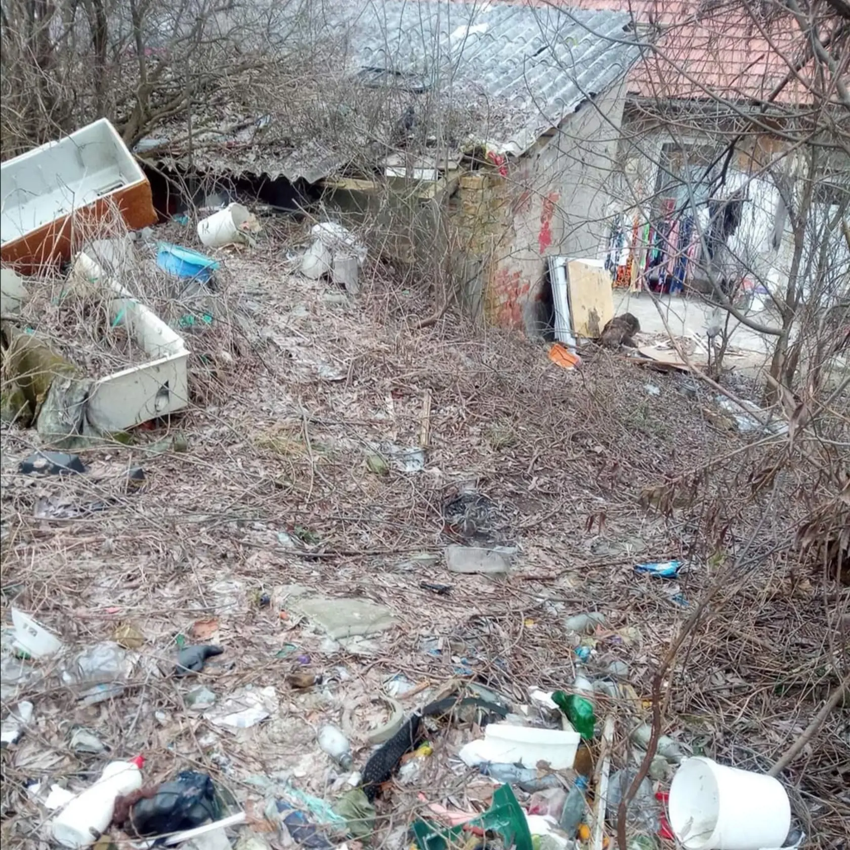 Mesto Handlová dalo obyvateľom ultimátum, aby si upratali bordel, ktorý tu vytvorili.
