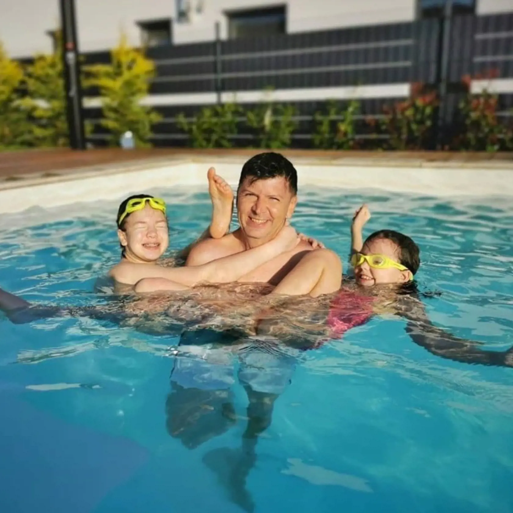 OTUŽUJÚ SA Andrej Bičan spadol s dcérami do bazéna už koncom apríla.