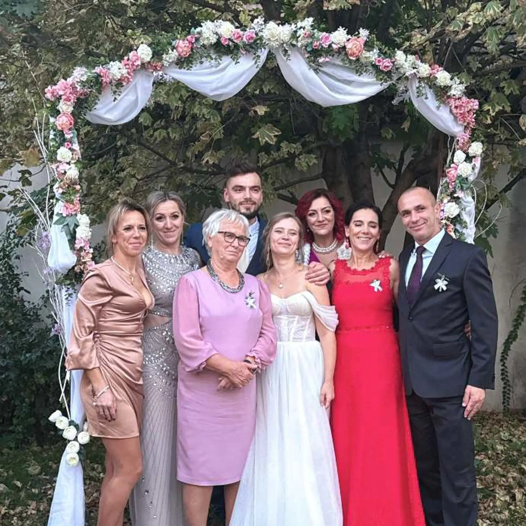 „Od 21. hodiny večer až do štvrtej rána sme stáli vonku, namiesto toho, aby sme si užívali oslavu. Prvýkrát v živote som videl, ako sa otec mojej ženy rozplakal. Jeho dcére niekto pokazil najkrajší deň v živote,” hovorí Filip.