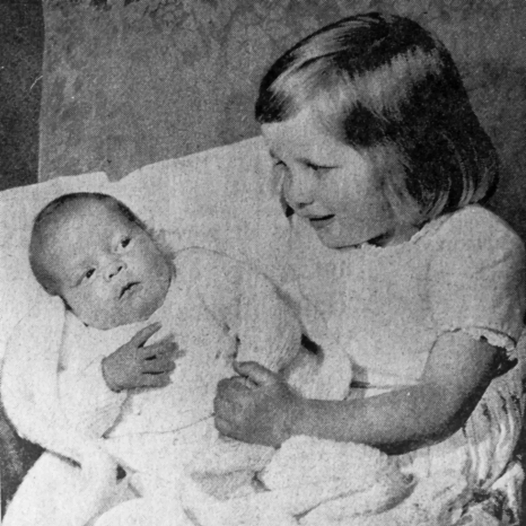 Diana sa narodila v britskej šľachte a vyrastala v blízkosti kráľovskej rodiny na ich panstve v Sandringhame. Najmladšiu dcéru Johna Spencera, 8. grófa Spencera a Frances Shand Kyddovej, výrazne ovplyvnil ich rozvod v roku 1967. Akademicky sa neposunula, mala však talent na hudbu, tanec a šport.
