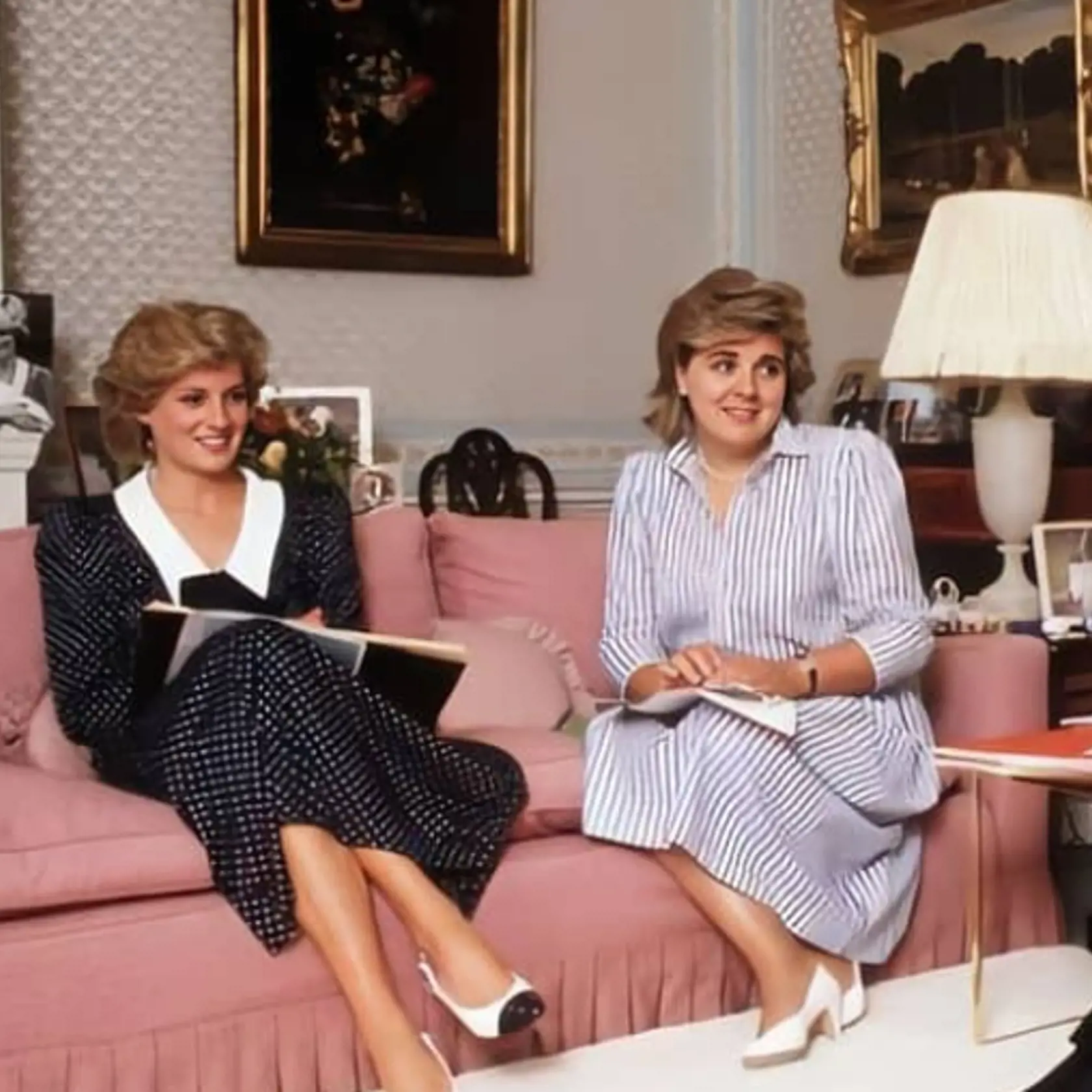 Kate si pri tejto príležitosti obliekla krásne, elegantné šaty modrej farby s bielym golierikom značky Beulah London. Práve modrá farba je oficiálnou farbou NHS. Okrem iného si však šatami uctila aj pamiatku zosnulej princeznej Diany, ktorá si podobný model obliekla v roku 1985.