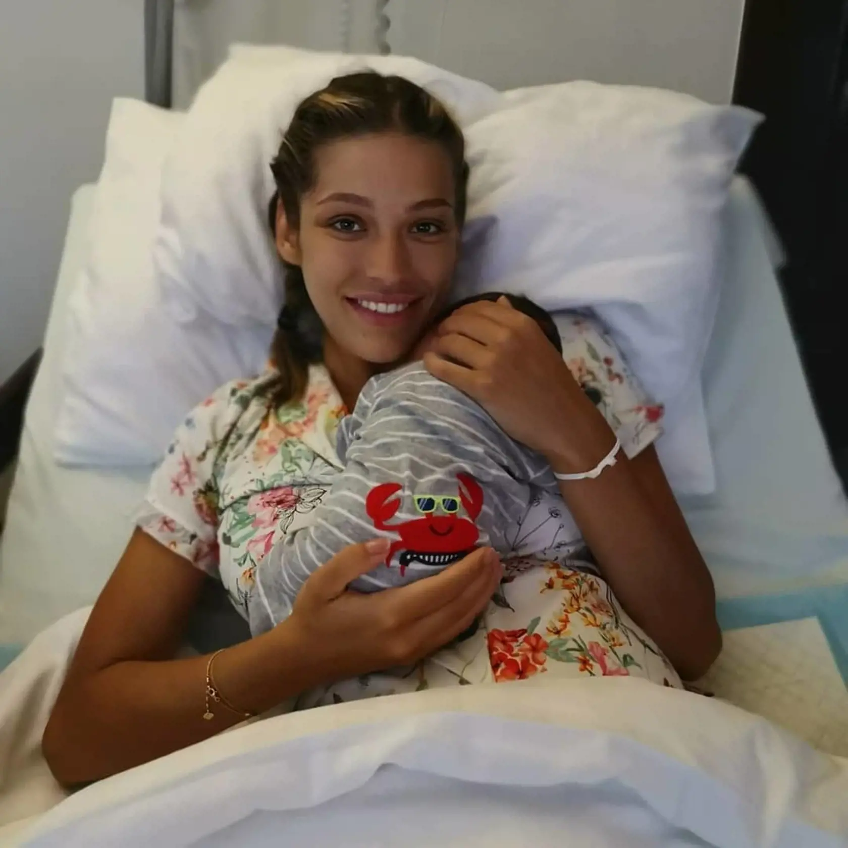 Jasmina s maličkým Sanelom deň po jeho narodení