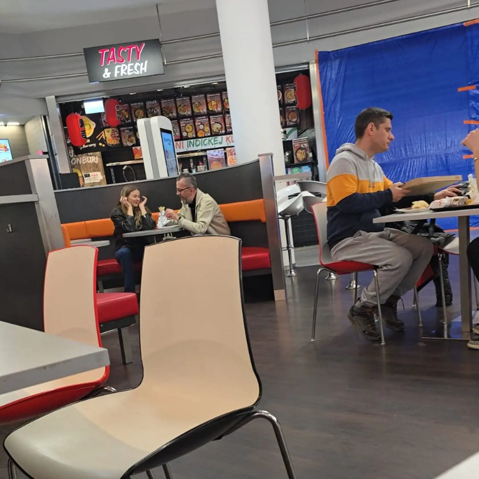 Exkluzívne zábery exministra Martina Glváča s misskou Annou Amenovou. Párik si užil spoločné chvíle v nákupnom centre, kde si obzerali obchody a najedli sa.