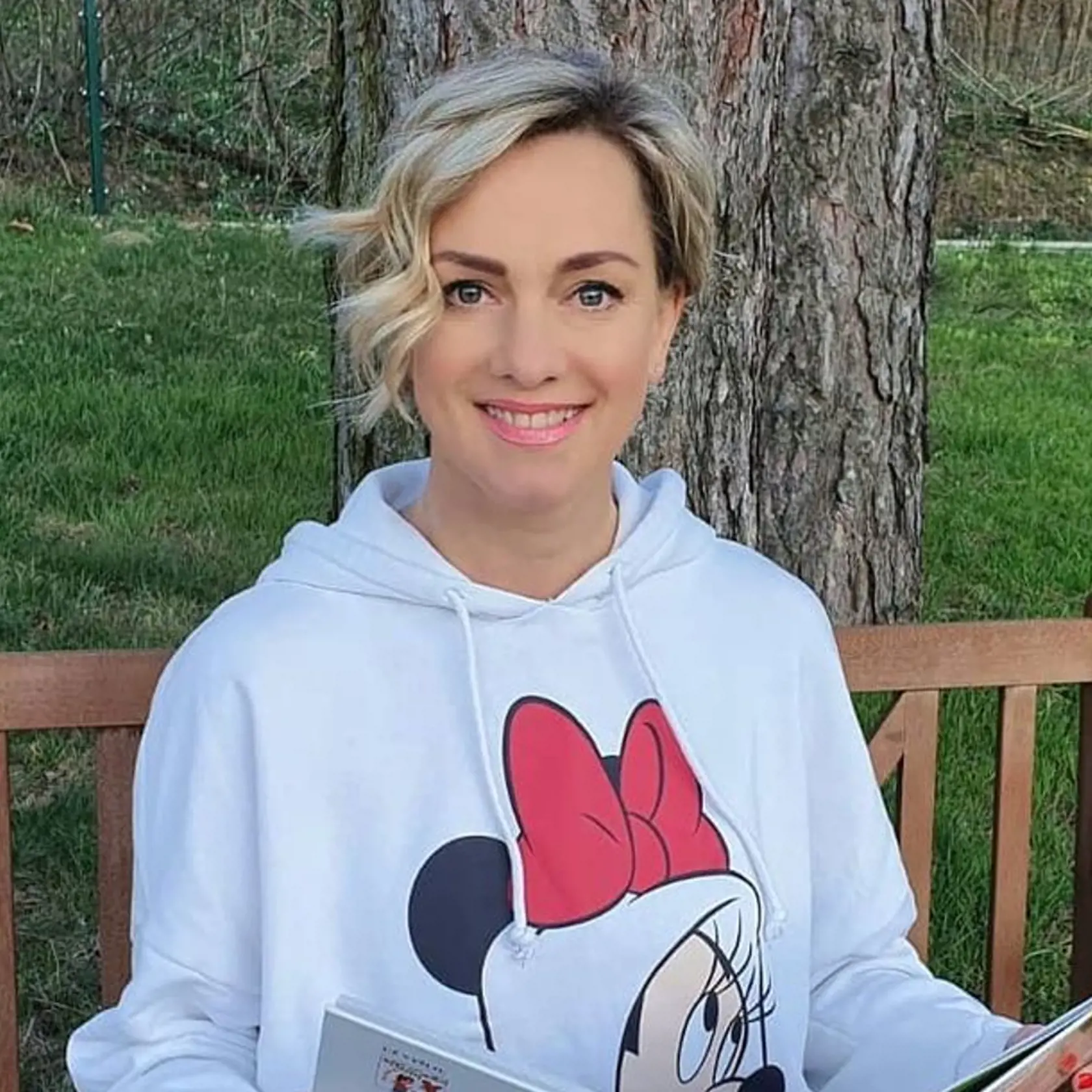 Monika rada relaxuje na lavičke pod stromom.