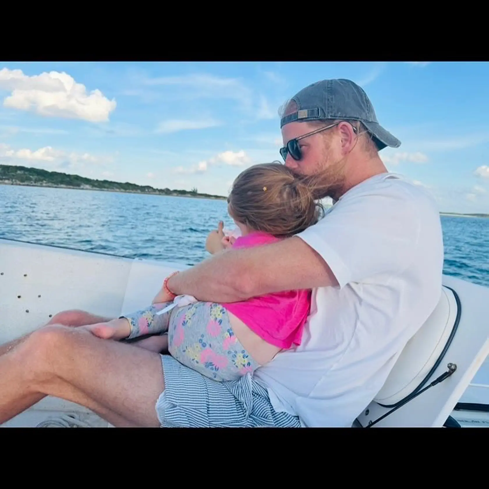 Všetko najlepšie k MDŽ! Oslavujeme silné ženy okolo nás a dievčatá so snami, ktoré sa stanú ženami s víziou - napísala Meghan k foto Harryho s dcérou Lilibet.