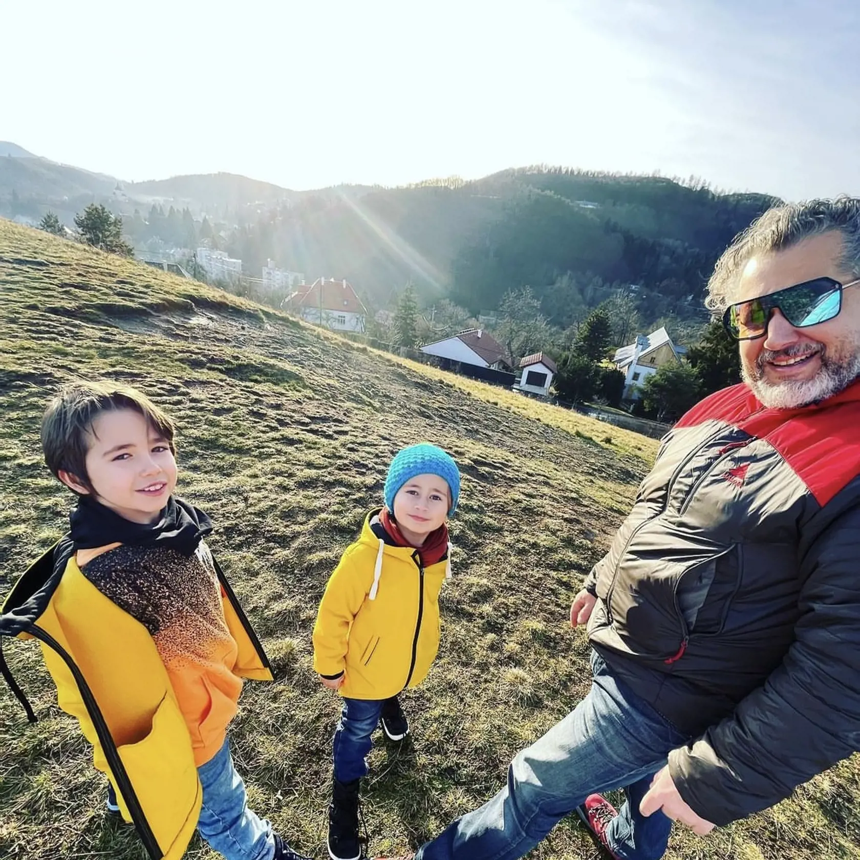 Zdenka často pridáva na svoj instagramový profil fotografie nielen zo svojho pracovného, ale i súkromného života a na mnohých nemôžu chýbať jej najbližší. Speváčka sa tiež netají tým, že miluje prírodu a práve v súlade s ňou sa snaží známa rodinka aj žiť.