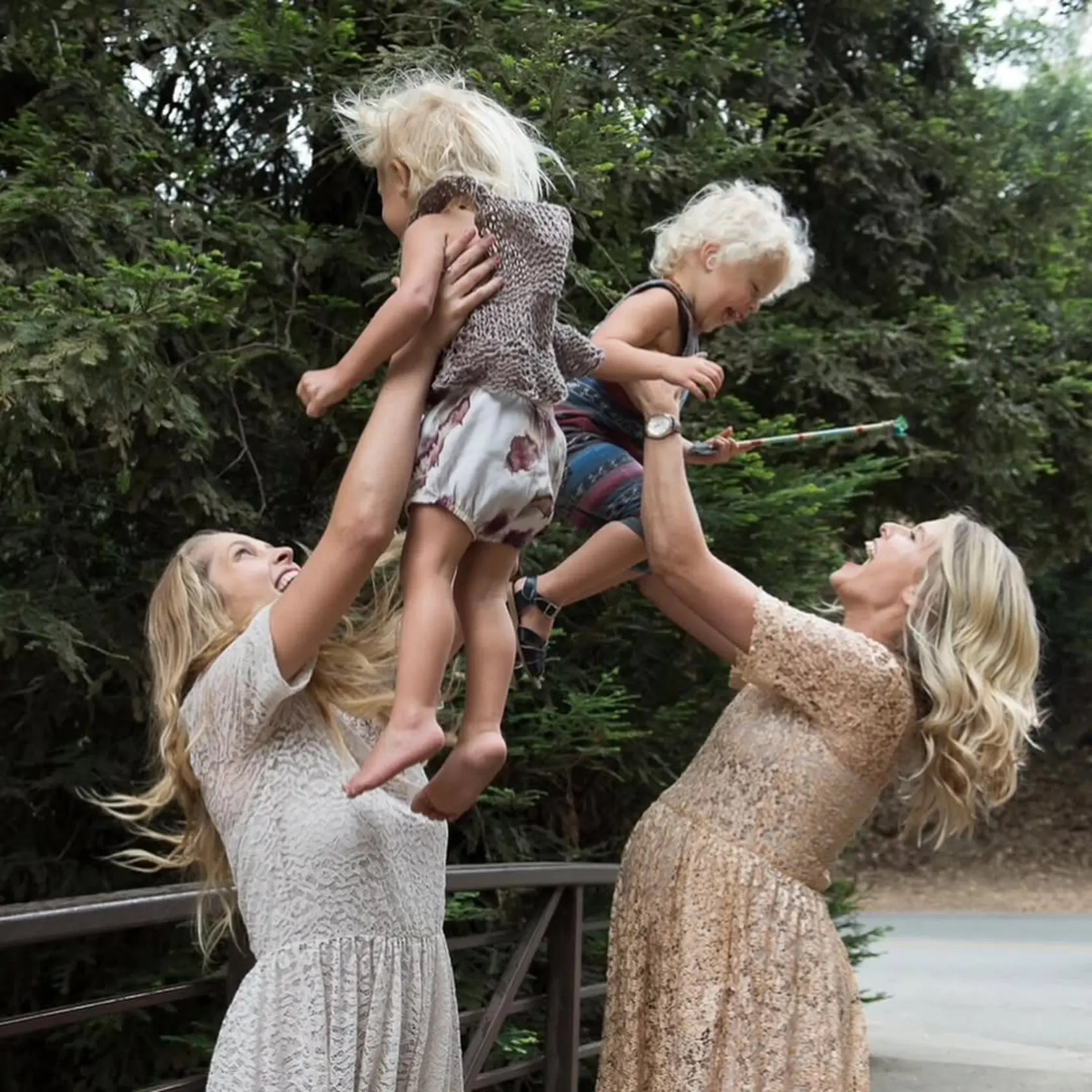Herečky Teresa Palmer (39) a Sarah Wright Olsen s ratolesťami.