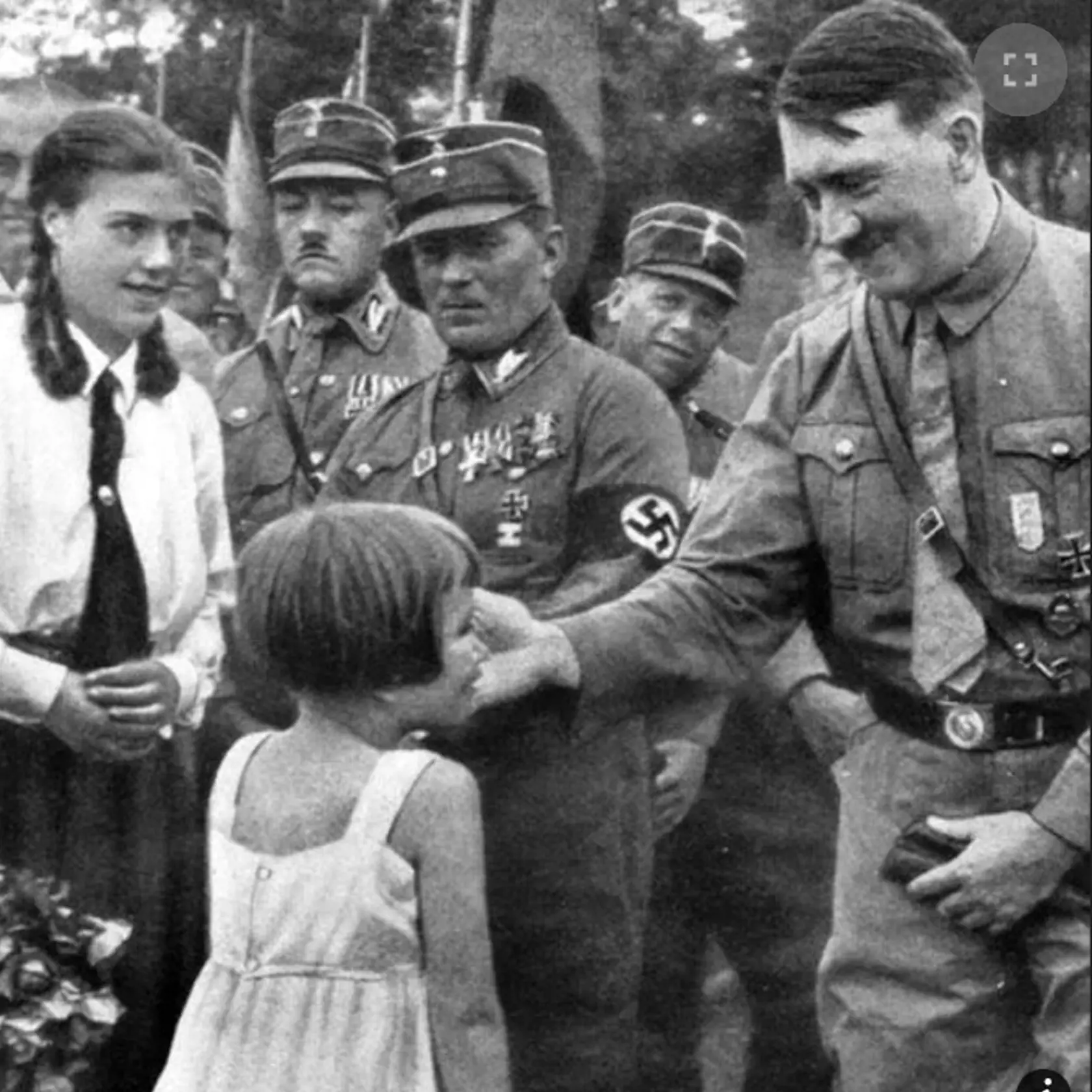 Propaganda tvrdila, že oči každého dieťaťa prekypujú vzrušením, keď je Führer blízko. Tu to ale vyzerá, že to dopadlo skôr naopak.