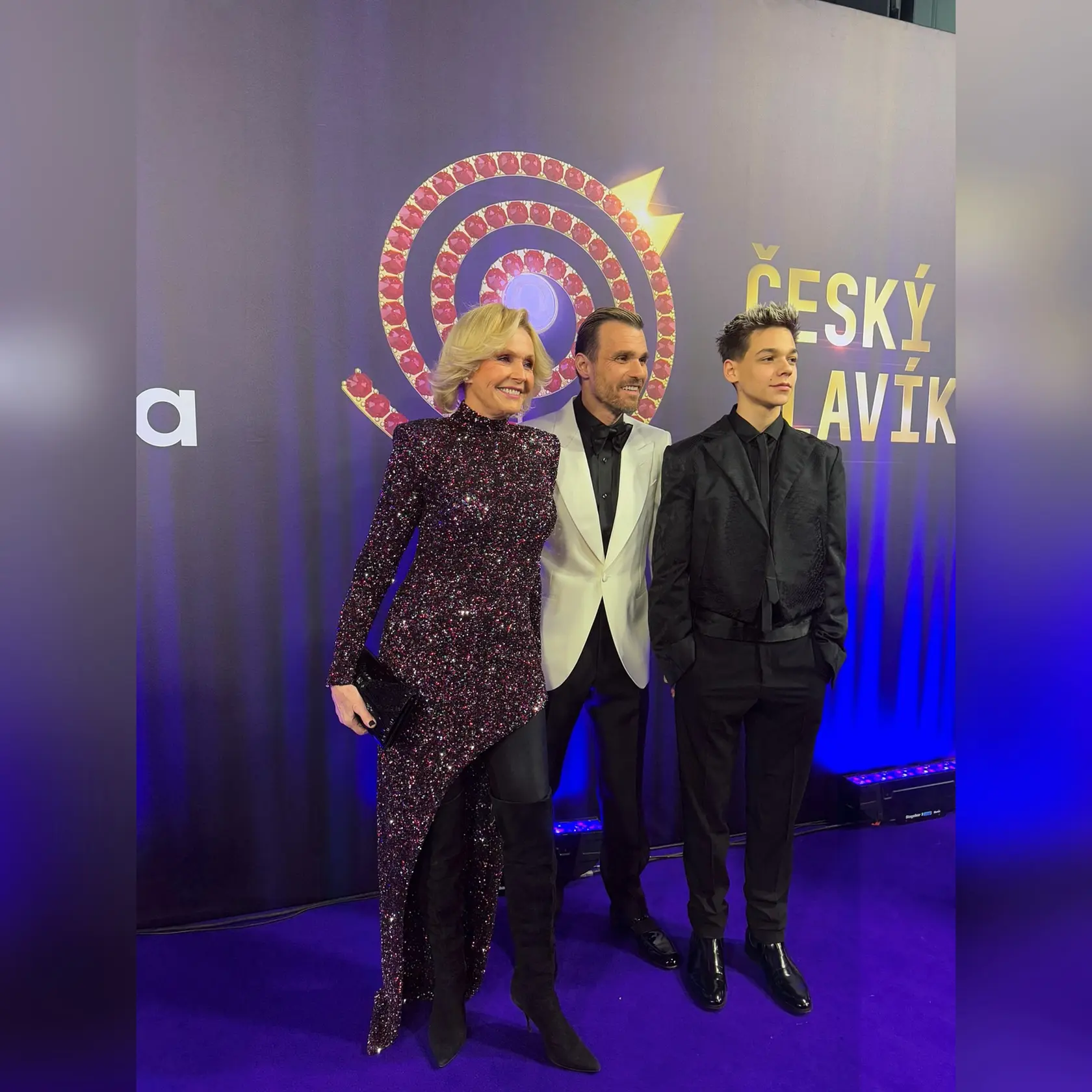 Helena Vondráčková a Leoš Mareš, ktorý na akciu Slávik prišiel aj so synom.