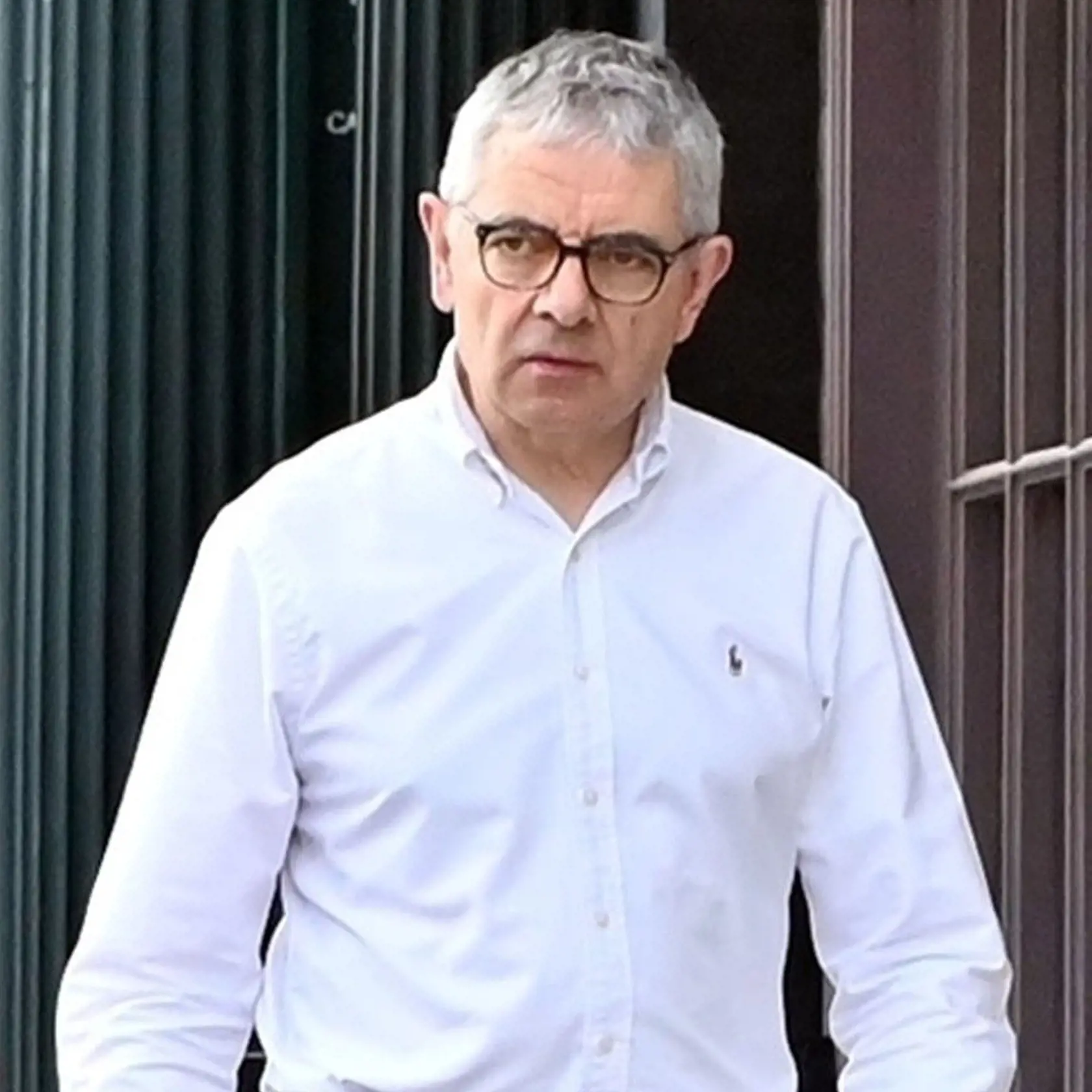 Britský herec a komik Rowan Atkinson venčil v uliciach Londýna svojho psa.