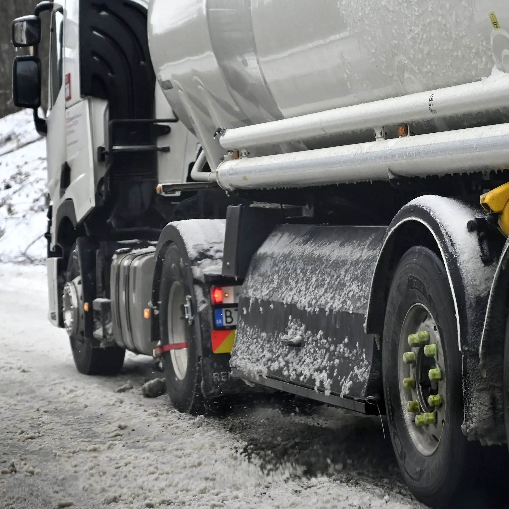 Na východnom Slovensku do nedele rána nasnežilo miestami 15 až 30 centimetrov snehu, ojedinele aj viac. Väčšinou mrzne a stále fúka silný až prudký severný vietor, ktorý spôsobuje výrazné komplikácie v doprave. Dopravnú situáciu na horskom priechode Dargov komplikujú šmýkajúce sa kamióny. Dargov, 11. decembra 2022. FOTO TASR - Roman Hanc