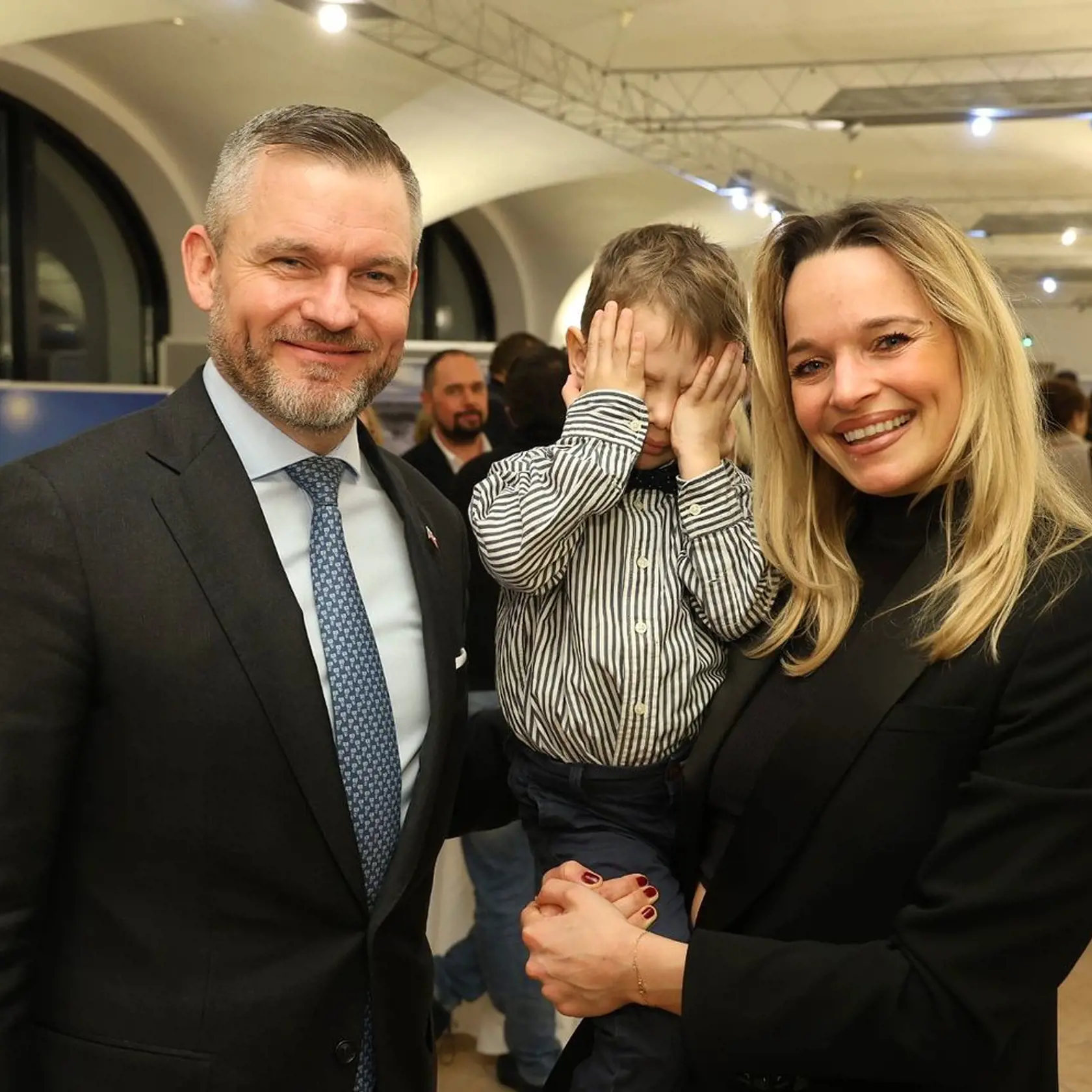 Romana Tabak držala pri gratuláciách v náručí svojho syna Izáka.