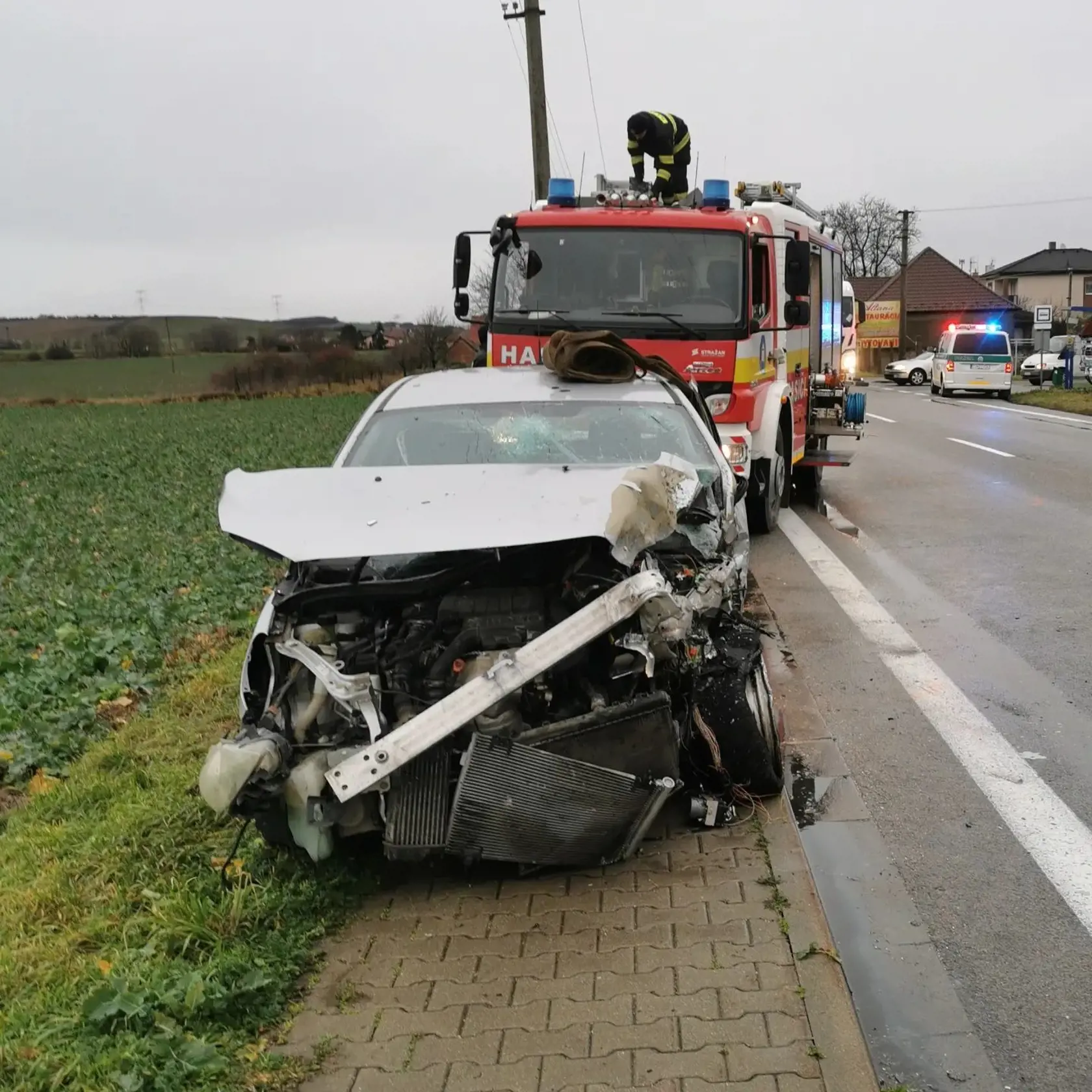 Výsledkom čelnej zrážky je päť ľudí v nemocnici.