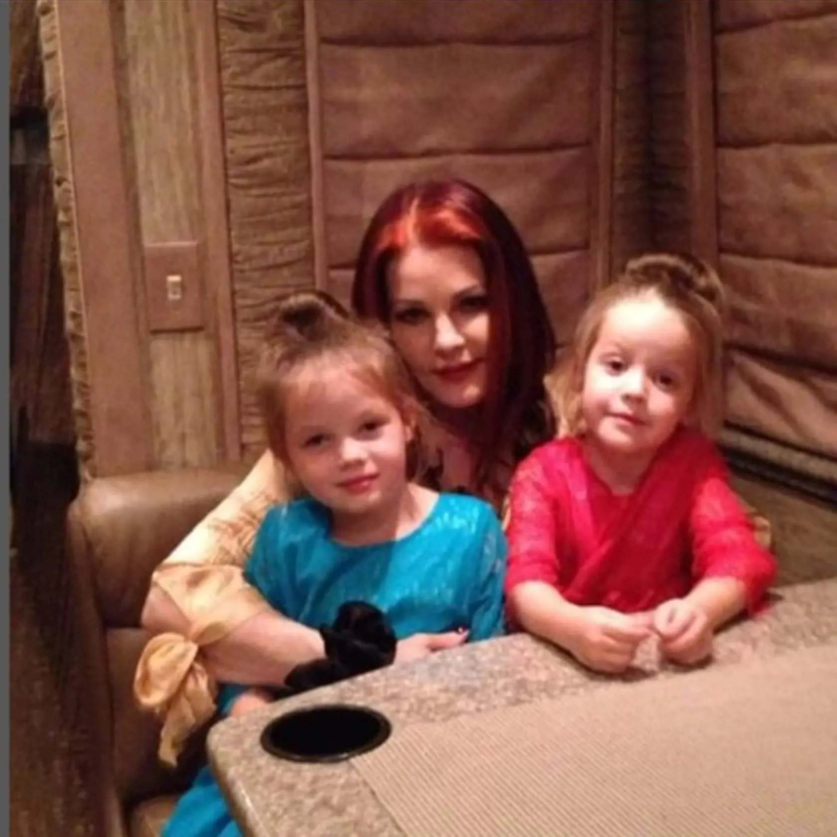 Vivienne Ann a Finley Aaron Love Lockwoodové s babkou Priscillou.