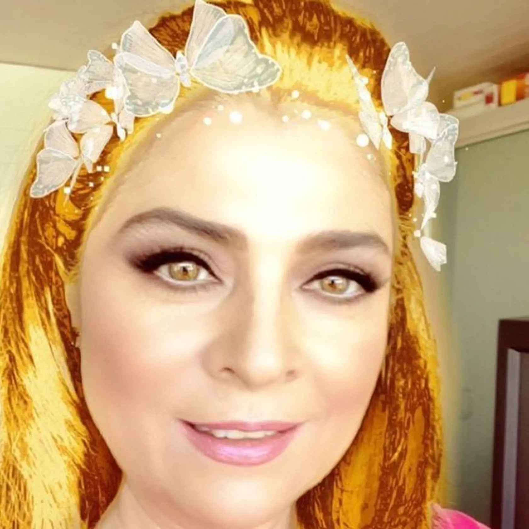 Victoria si rada robí vtipné selfie.