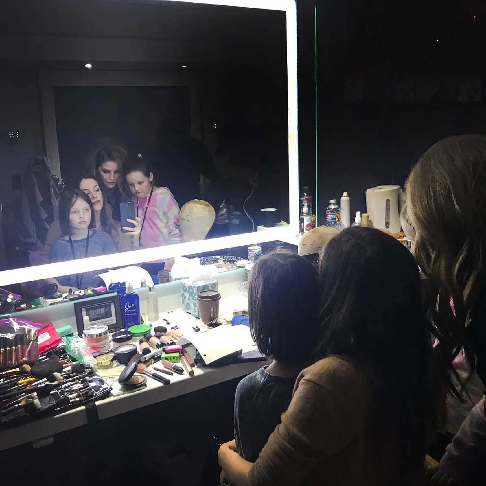 Lisa Marie Presley priviedla na svet štyri deti, no dnes žijú už len tri. Najväčšia pozornosť sa aktuálne sústredí na dospievajúce dvojičky Harper Vivienne Ann a Finley Aaron Love Lockwoodové, ktorých súkromie Lisa poctivo stráži a tak ich na verejnosti vidieť len sporadicky.