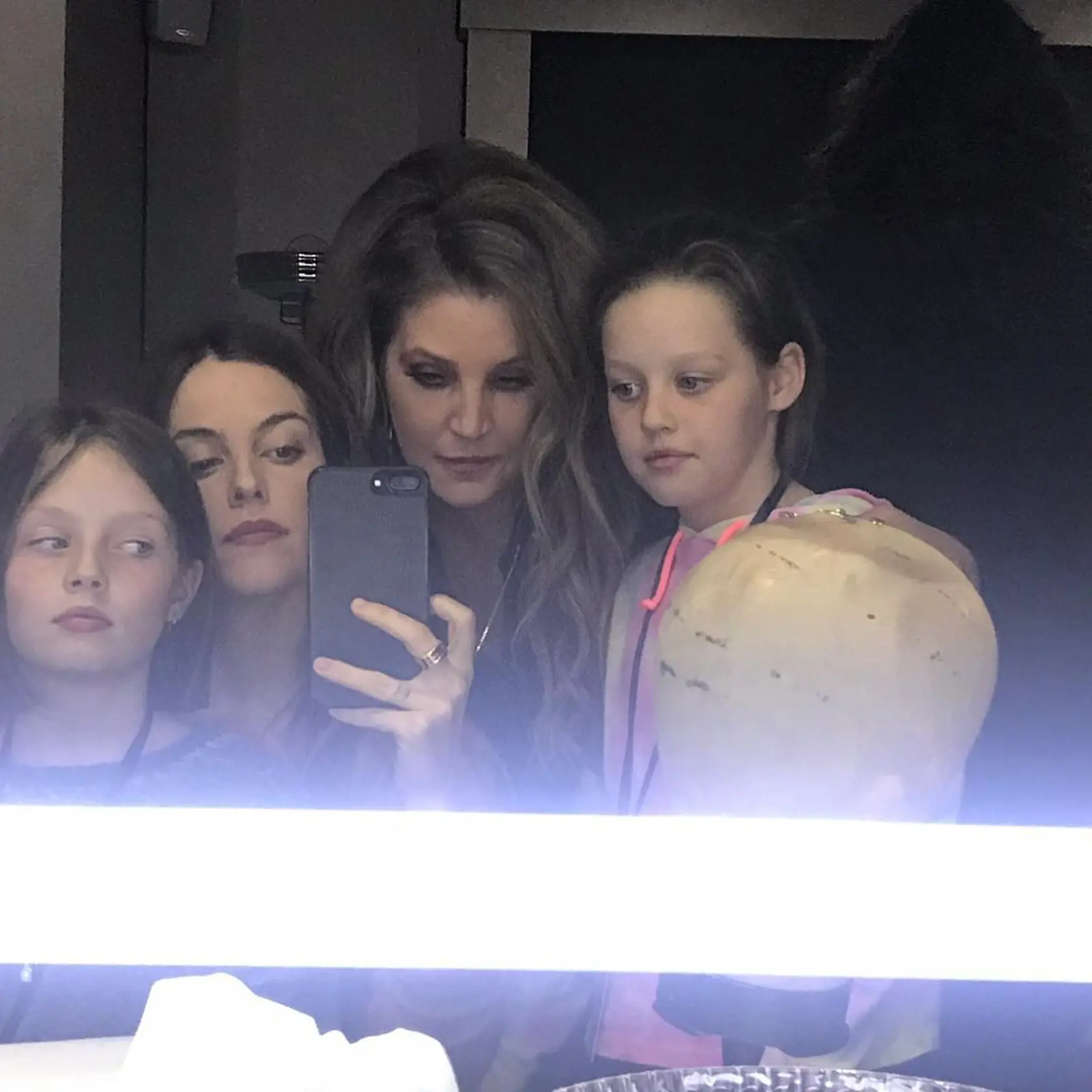 Lisa Marie Presley priviedla na svet štyri deti, no dnes žijú už len tri. Najväčšia pozornosť sa aktuálne sústredí na dospievajúce dvojičky Harper Vivienne Ann a Finley Aaron Love Lockwoodové, ktorých súkromie Lisa poctivo stráži a tak ich na verejnosti vidieť len sporadicky.