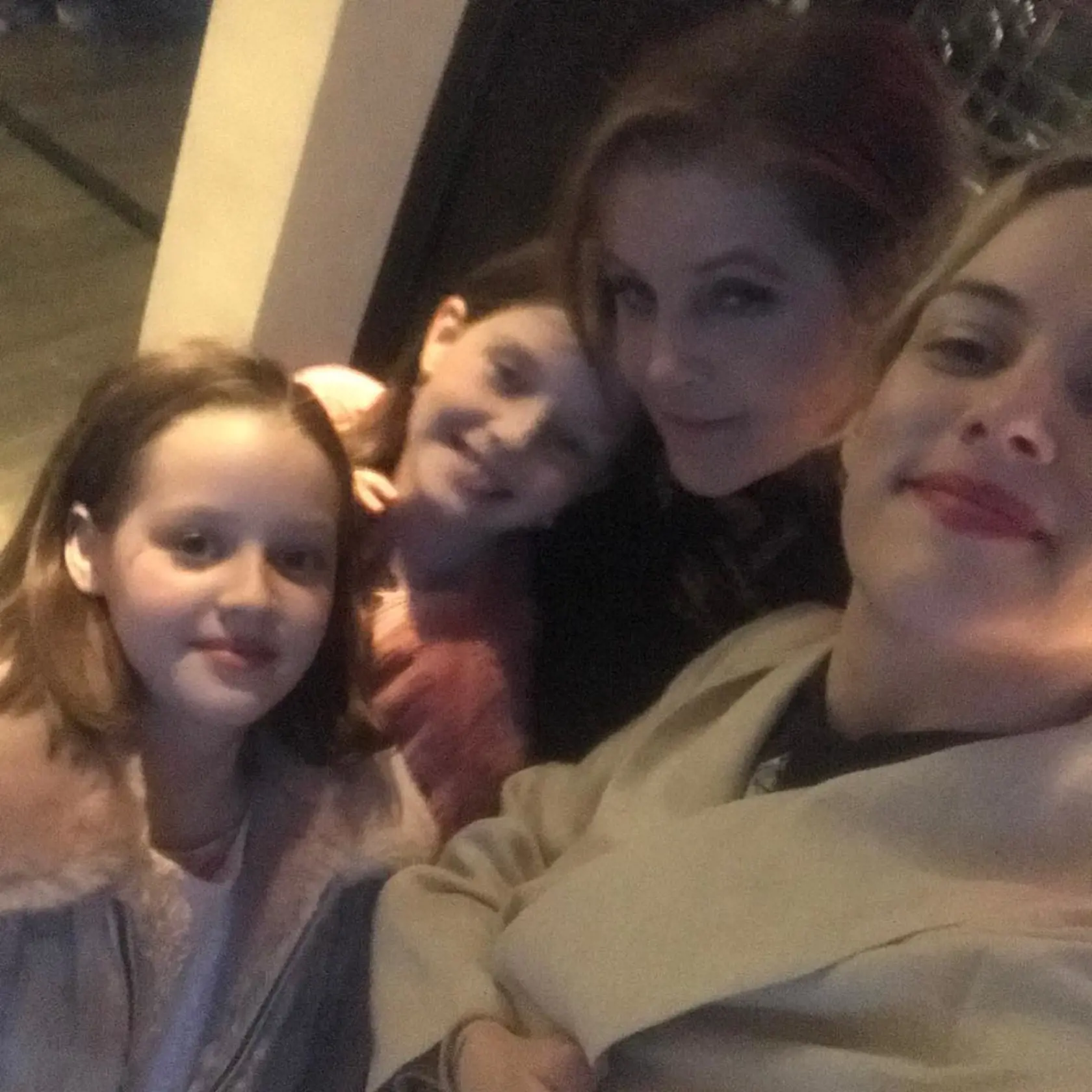 Lisa Marie Presley priviedla na svet štyri deti, no dnes žijú už len tri. Najväčšia pozornosť sa aktuálne sústredí na dospievajúce dvojičky Harper Vivienne Ann a Finley Aaron Love Lockwoodové, ktorých súkromie Lisa poctivo stráži a tak ich na verejnosti vidieť len sporadicky.