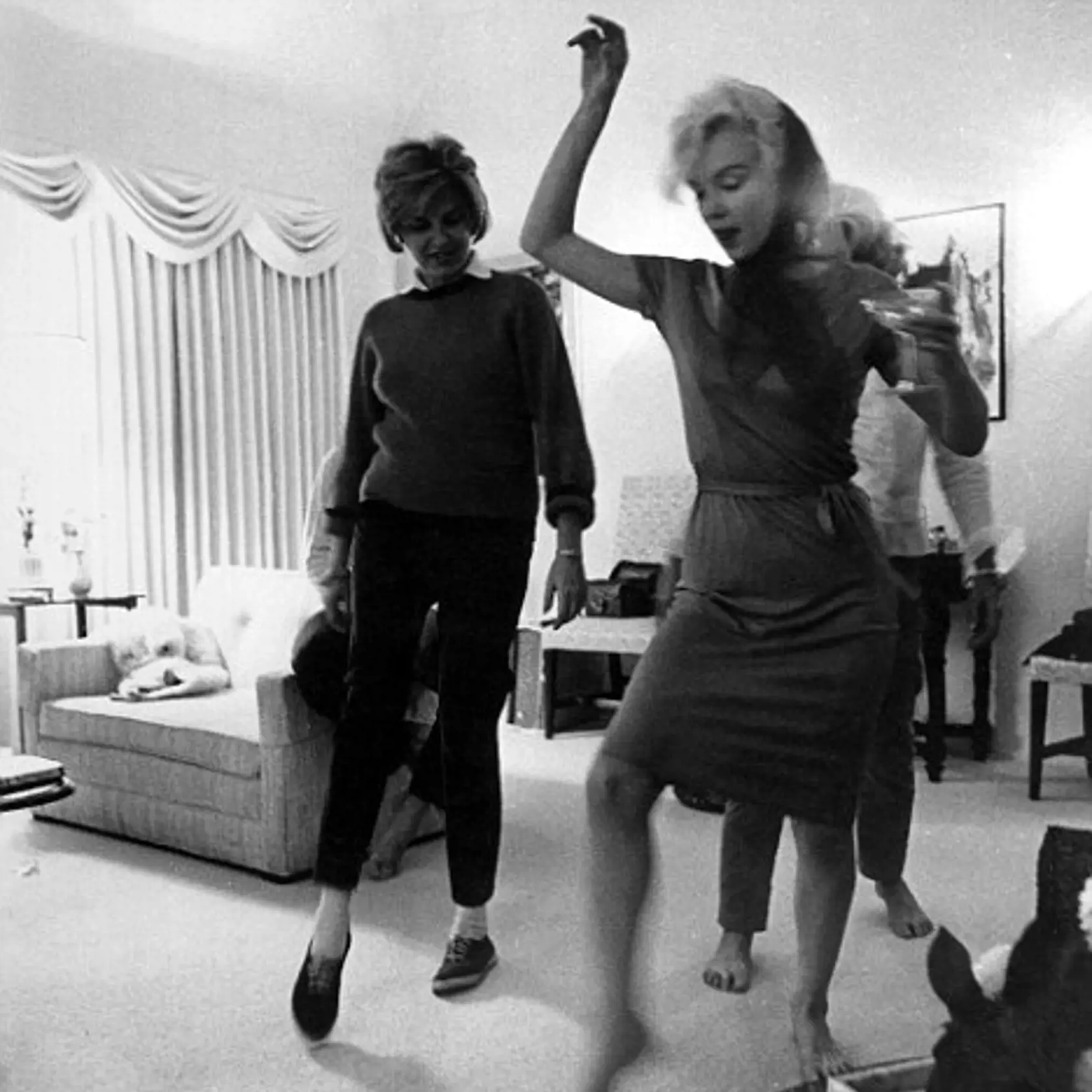 Marilyn Monroe sa baví na párty.