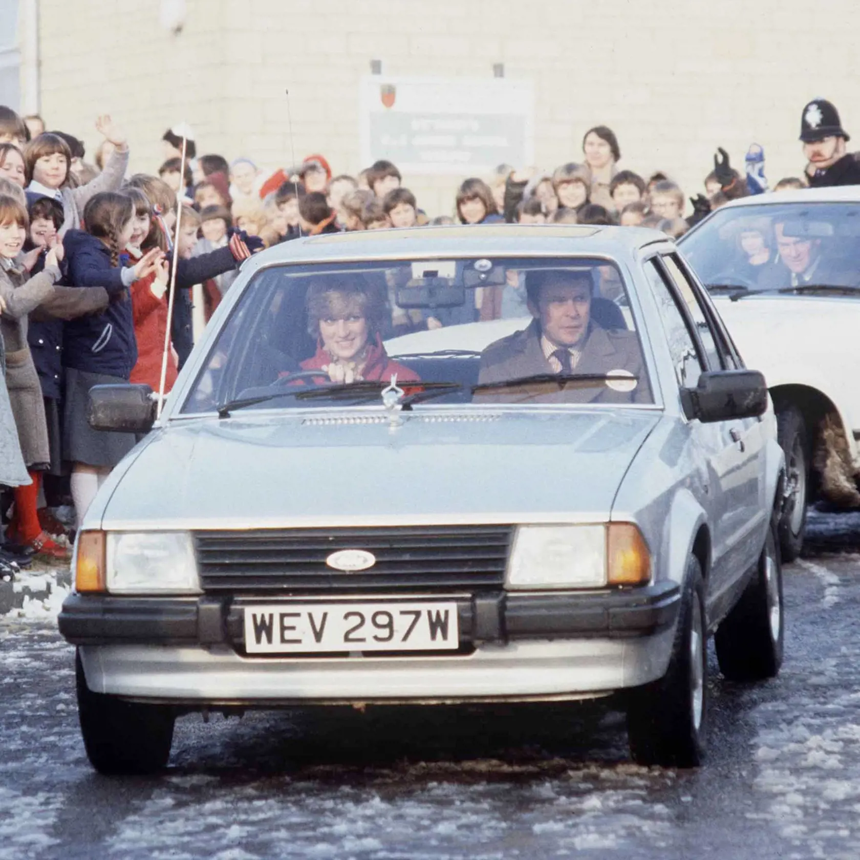 Staručký Ford Escort Ghia, ktorý kedysi patril princeznej Diane, vydražili v aukci za necelých 73-tisíc dolárov (zhruba 61-tisíc eur). Pôvodná majiteľka ho dostala od princa Charlesa ako dar k zásnubám.