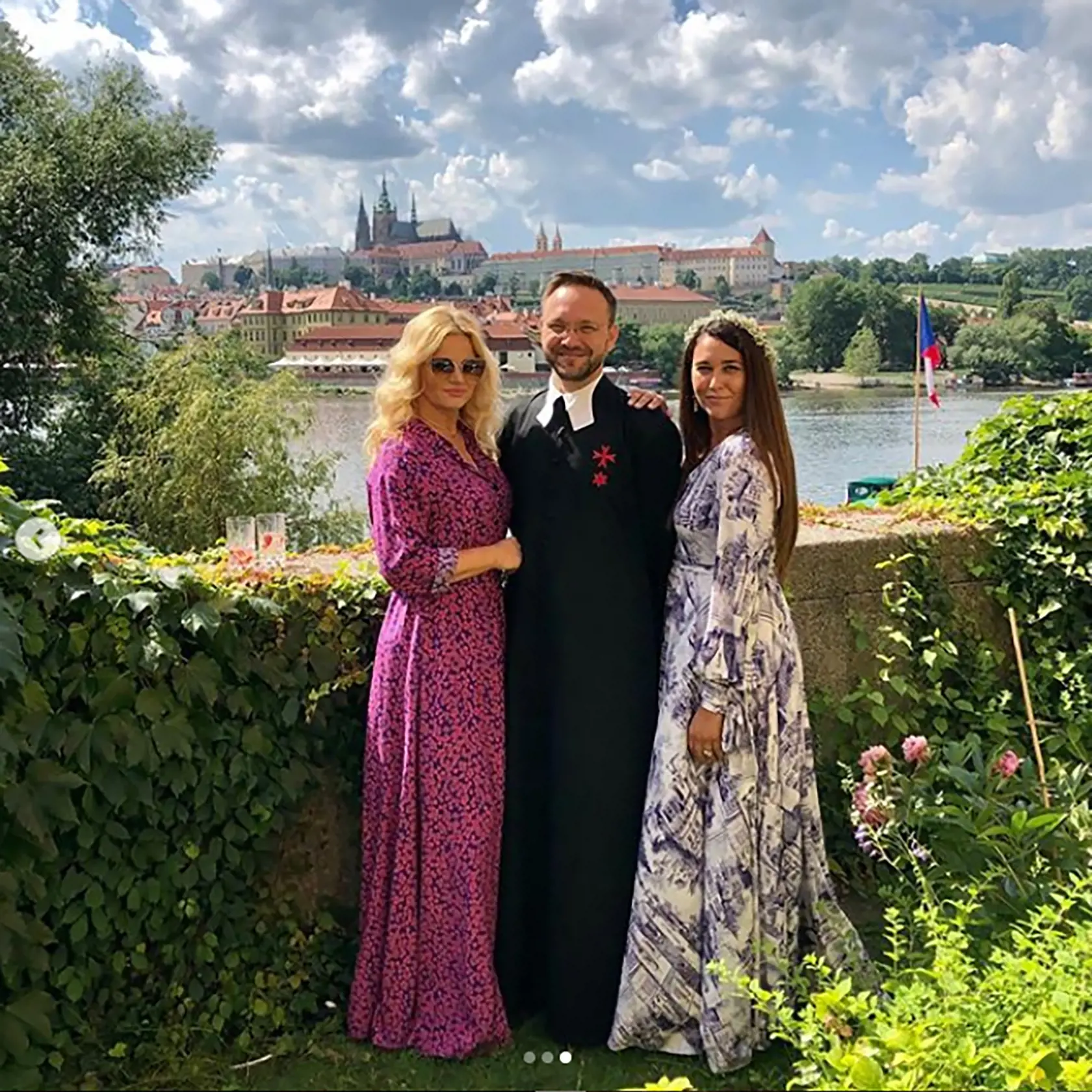 HRDÁ MAMA Zuzana Augustin-Poláčková, vpravo,  si na pamiatku urobila záber aj s farárom  a Monikou Babišovou.
