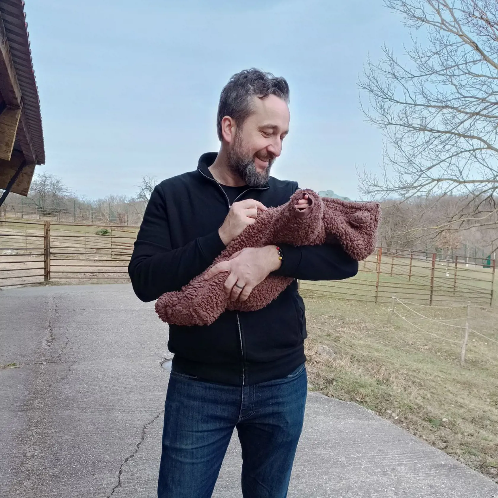 Ľuboš Blaha so svojím najmladším synom Jonáškom v zoologickej záhrade.