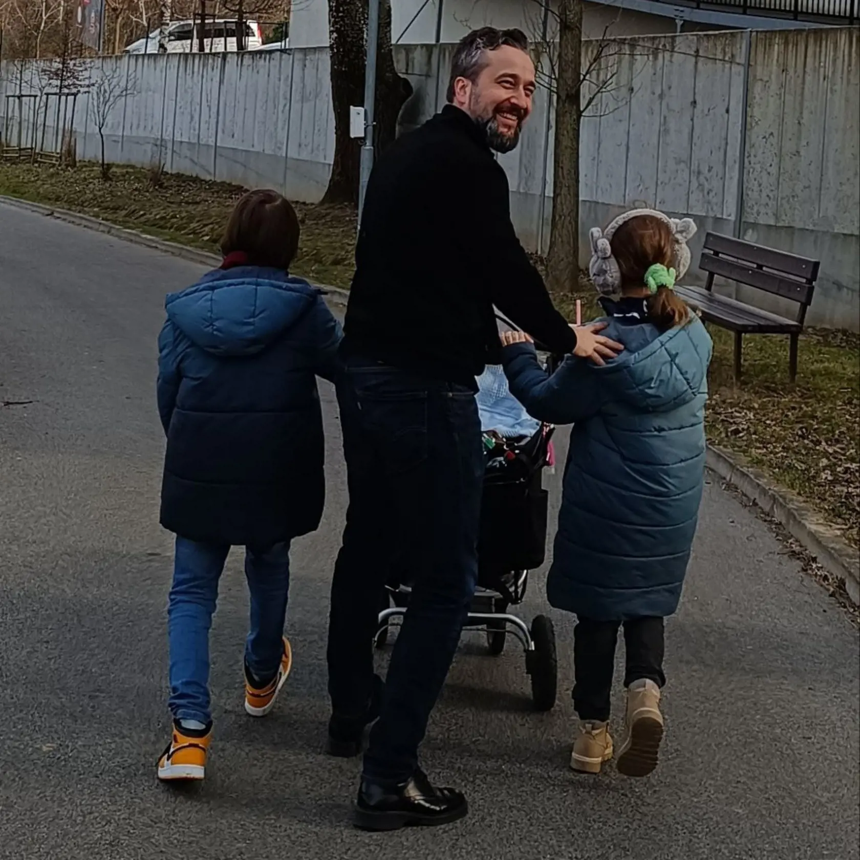 Hrdý trojnásobný otec Ľuboš Blaha počas návštevy zologickej záhrady so svojimiá deťmi.