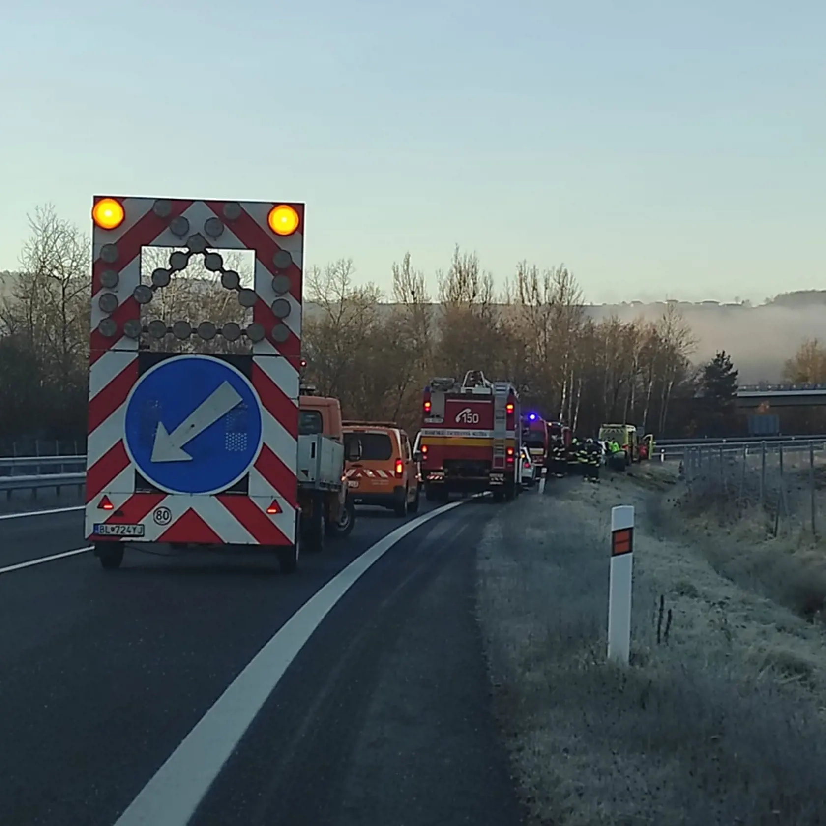 Život mladého muža si vyžiadala dopravná nehoda, ktorá sa stala ráno na rýchlostnej komunikácii R1 pri obci Budča v okrese Zvolen.