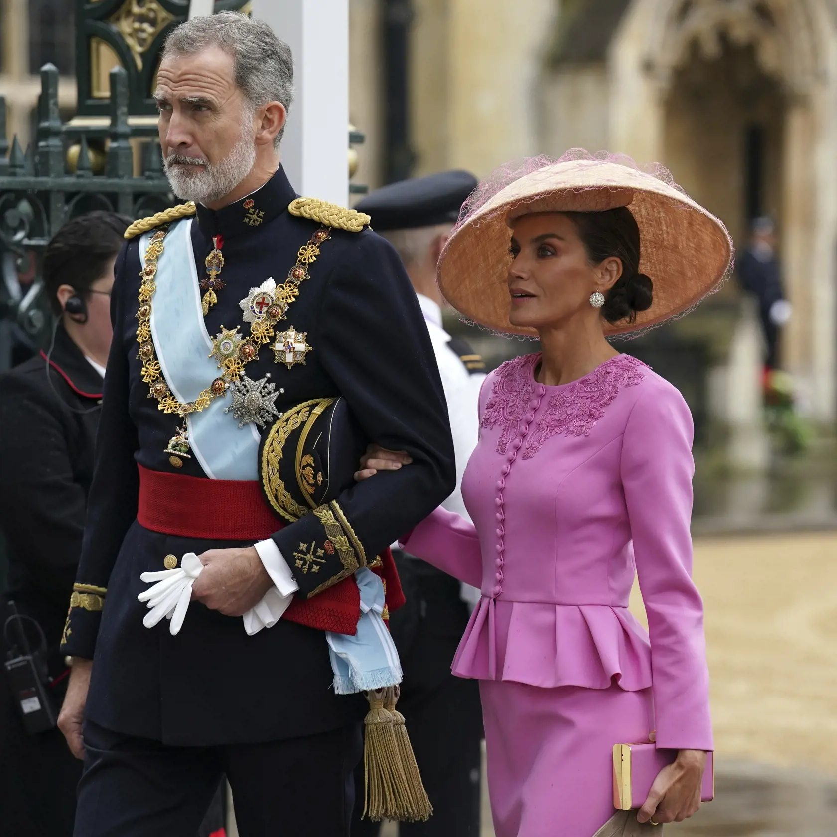Španielsky kráľ Filip VI. a španielska kráľovná Letizia prichádzajú na slávnostnú korunováciu britského kráľa Karola III. a jeho manželky Kamily do Westminsterského opátstva v Londýne v sobotu 6. mája 2023.