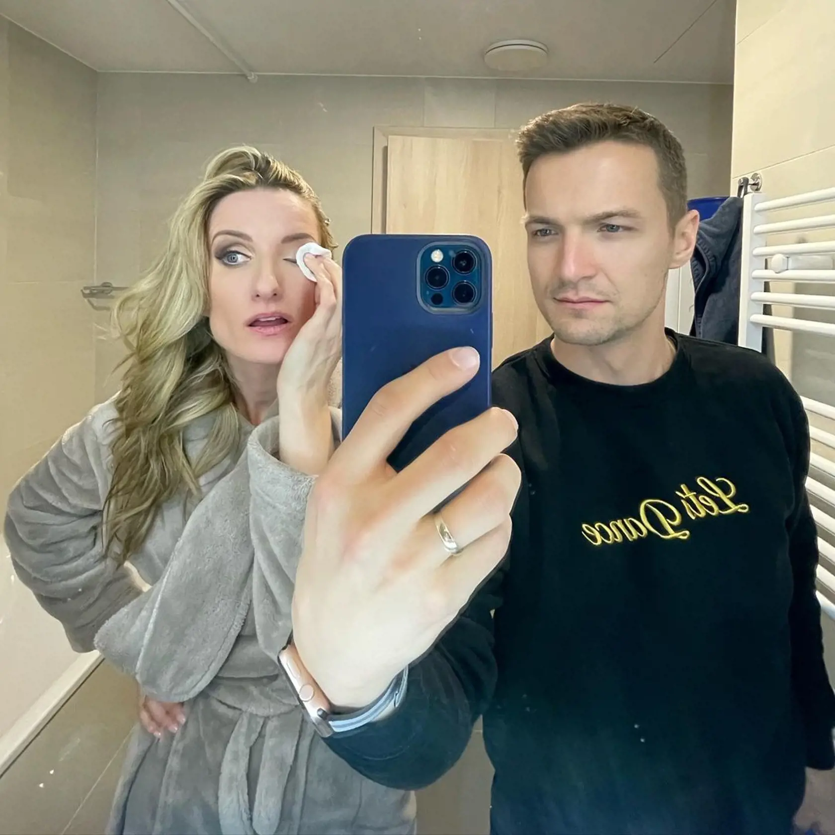 V kúpeľni Adely a Viktora.