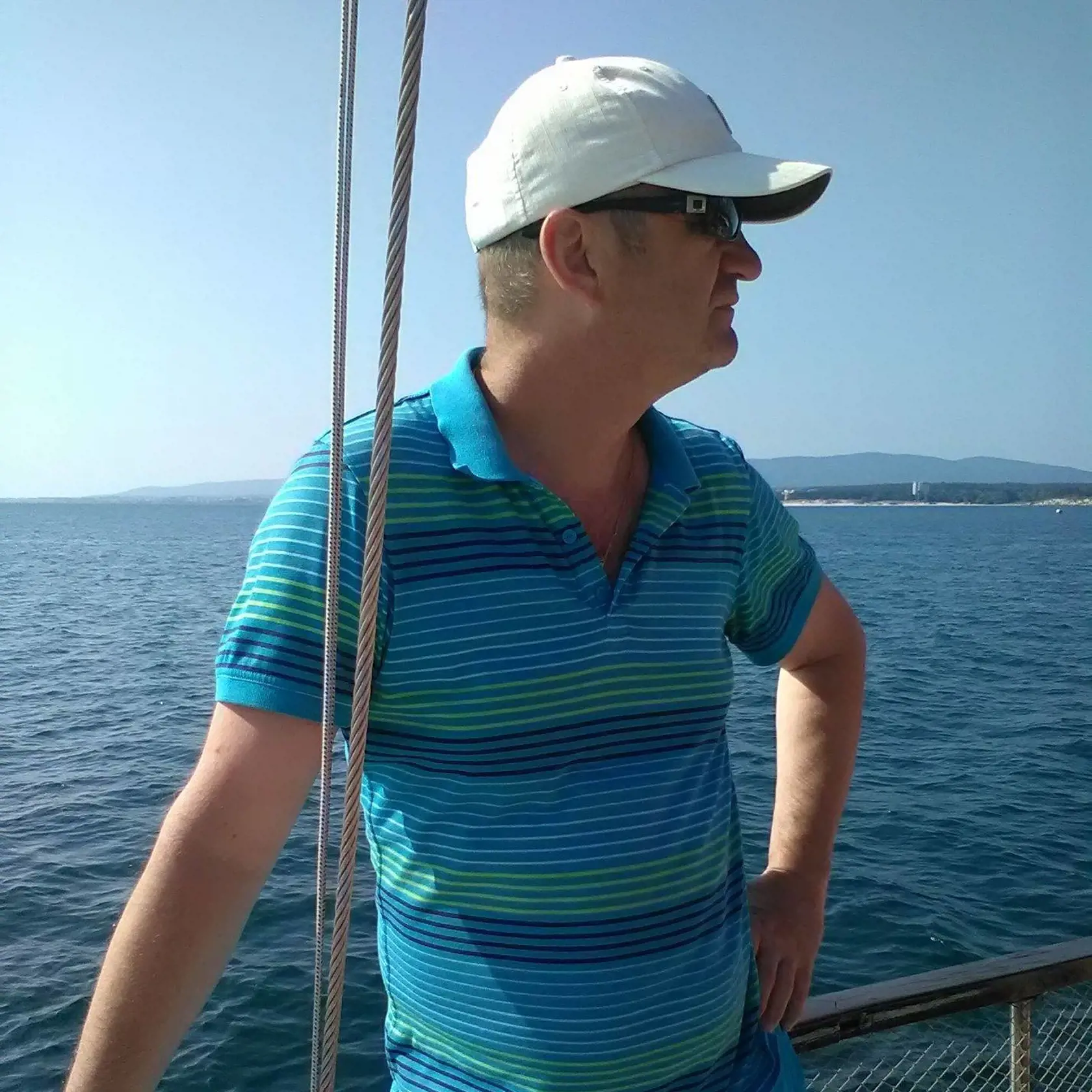 Nebohý päťdesiatnik Ivan pracoval v penzióne Dolinka v miestnej časti Gápeľ vo Valaskej Belej ako čašník. Bol rozvedený, mal malú 7-ročnú dcérku, ktorá bola jeho životom. V piatok ho našli mŕtveho vo vírivke pri penzióne aj so ženou v jeho veku s ktorou mal začínajúci vzťah.