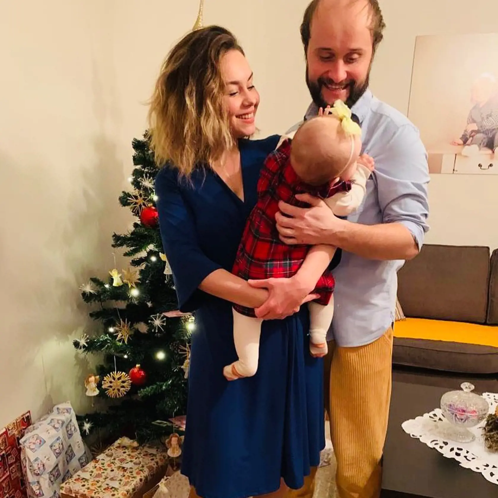 Dominika s Danielom a ich dcérkou. Pozrite, aká bola ich princezná na Vianoce rozkošná! Mamina ju krásne vyobliekala - a aj ona sama si dala sviatočné modré šaty. Z tejto fotky ide toľko lásky, čo poviete?