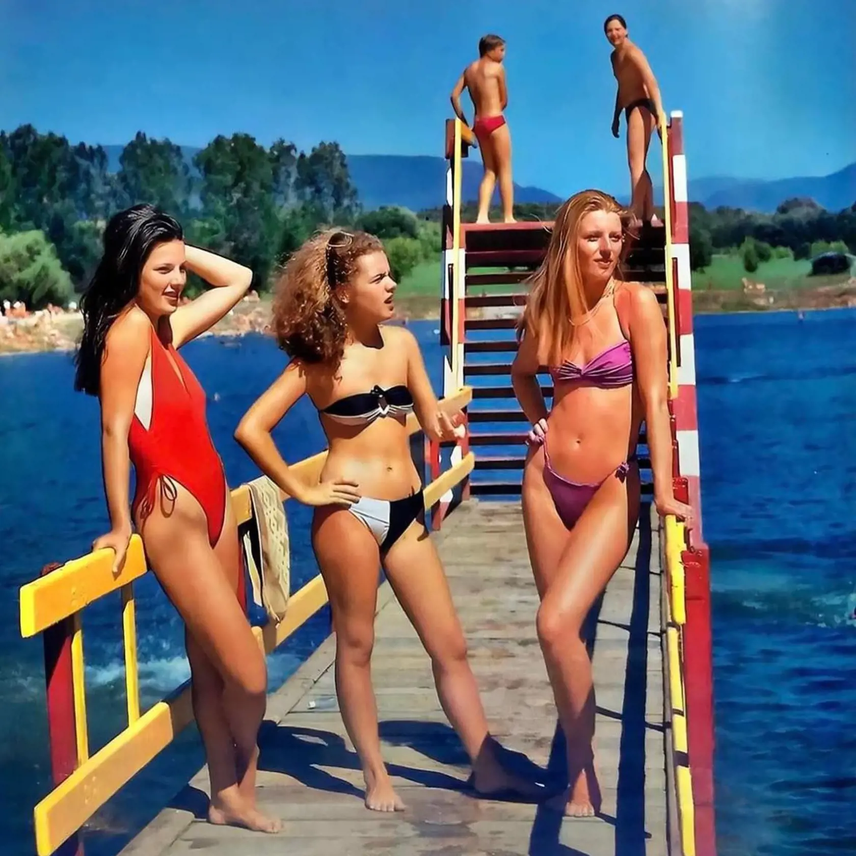 Sexi krásky z Prešova. V červených plavkách Ivana Christová, oproti nej krásna ryšavka Evka Vašková, ktorá v súčasnosti pôsobí ako učiteľka na prvom stupni ZŠ. Fotka je z roku 1988 a bola zverejnená v publikácii o Prešove.