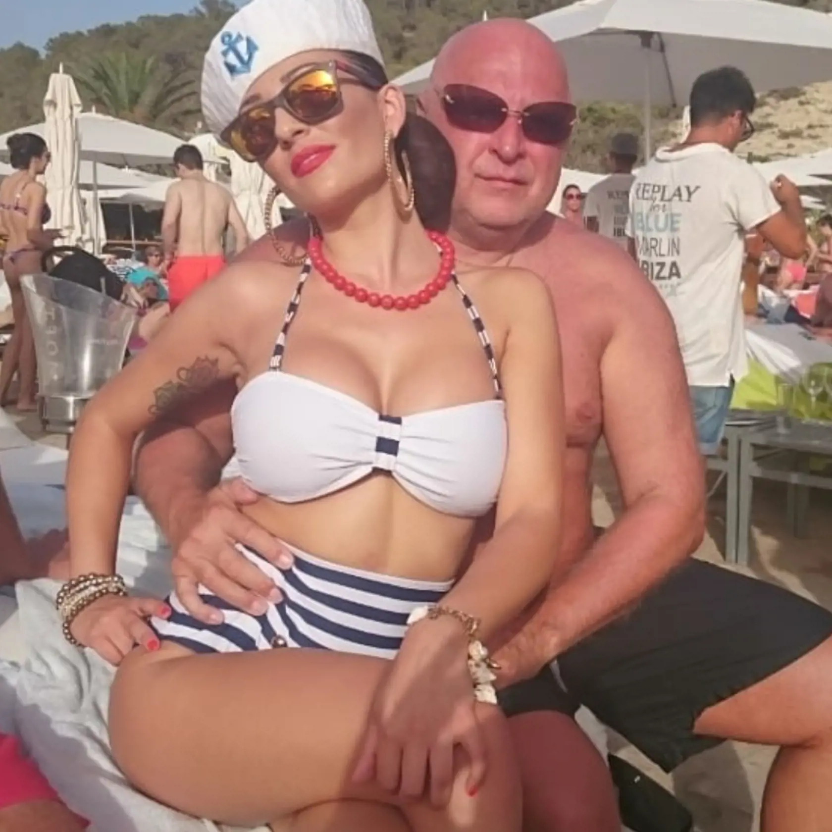 Český milionár sa z rozchodu lieči v spoločnosti polonahých slečien.