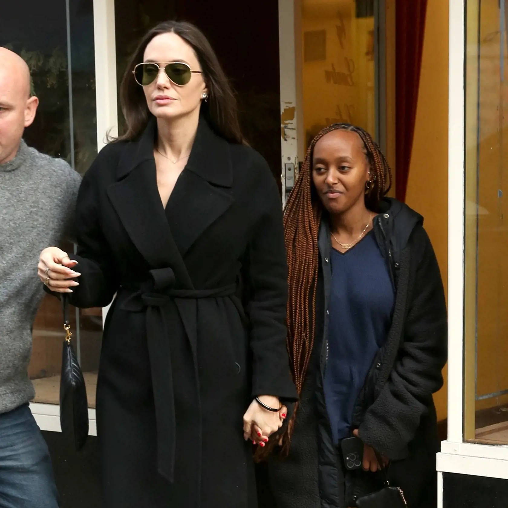 Herečka Angelina Jolie po rozvode s Bradom Pittom (59) nebola často vídaná v spoločnosti iných mužov. Najnovšie sa však povráva, že je jej novým zajačikom britský herec Paul Mescalo (26). Fanúšikovia ich spolu videli na káve v Londýne a údajne sa dvojica mala k sebe až až.