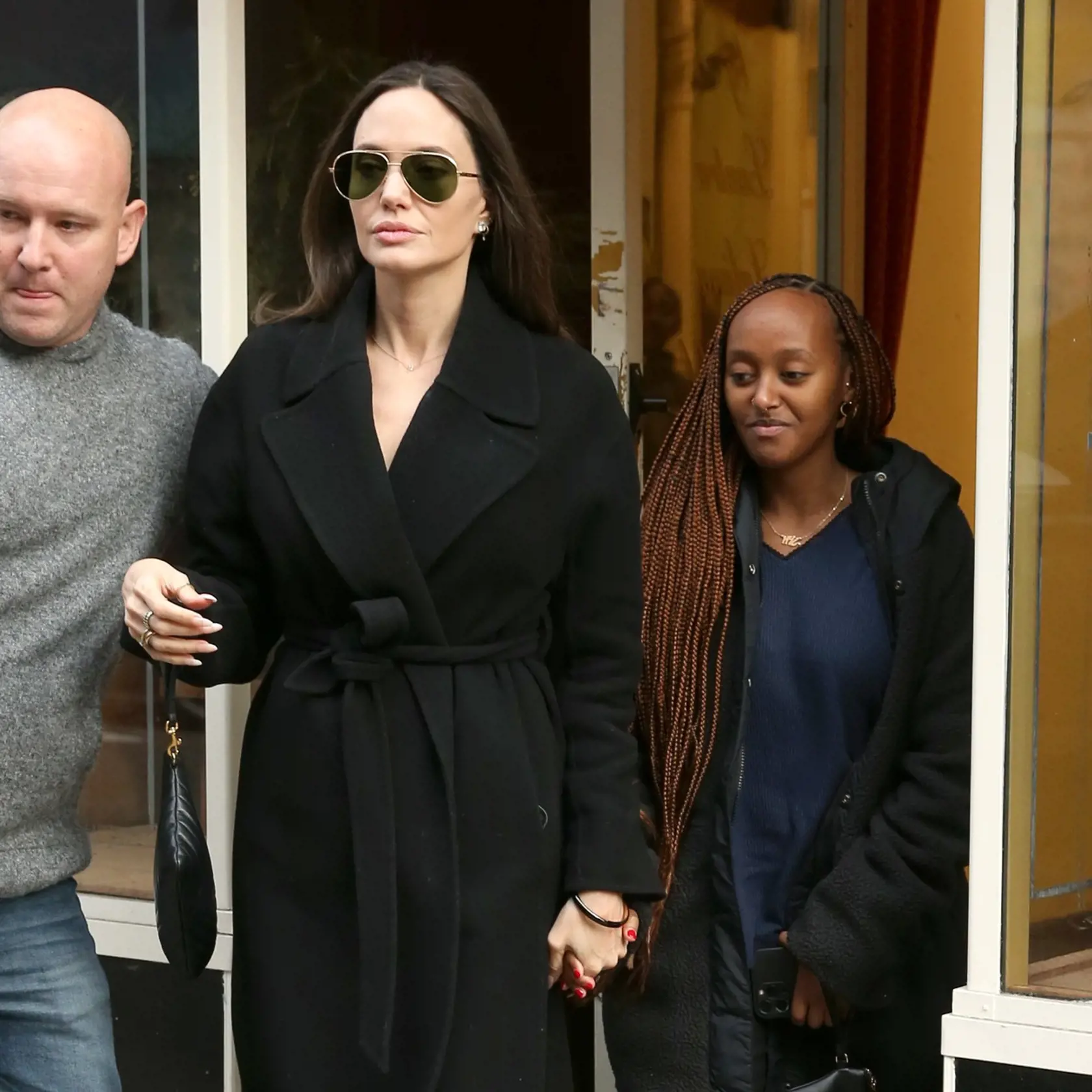 Herečka Angelina Jolie po rozvode s Bradom Pittom (59) nebola často vídaná v spoločnosti iných mužov. Najnovšie sa však povráva, že je jej novým zajačikom britský herec Paul Mescalo (26). Fanúšikovia ich spolu videli na káve v Londýne a údajne sa dvojica mala k sebe až až.