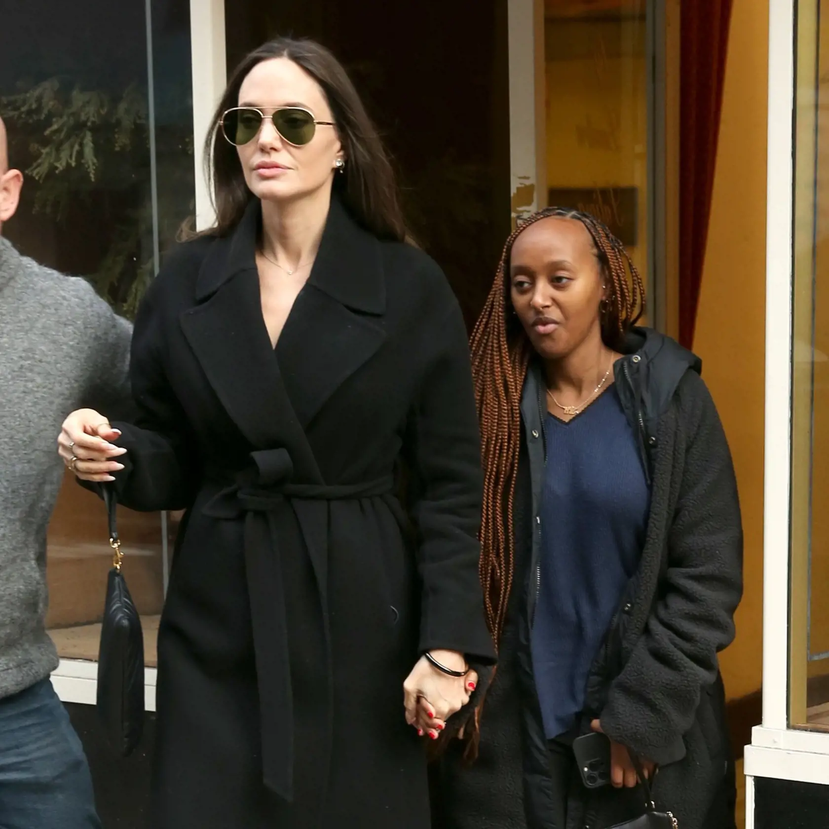 Herečka Angelina Jolie po rozvode s Bradom Pittom (59) nebola často vídaná v spoločnosti iných mužov. Najnovšie sa však povráva, že je jej novým zajačikom britský herec Paul Mescalo (26). Fanúšikovia ich spolu videli na káve v Londýne a údajne sa dvojica mala k sebe až až.